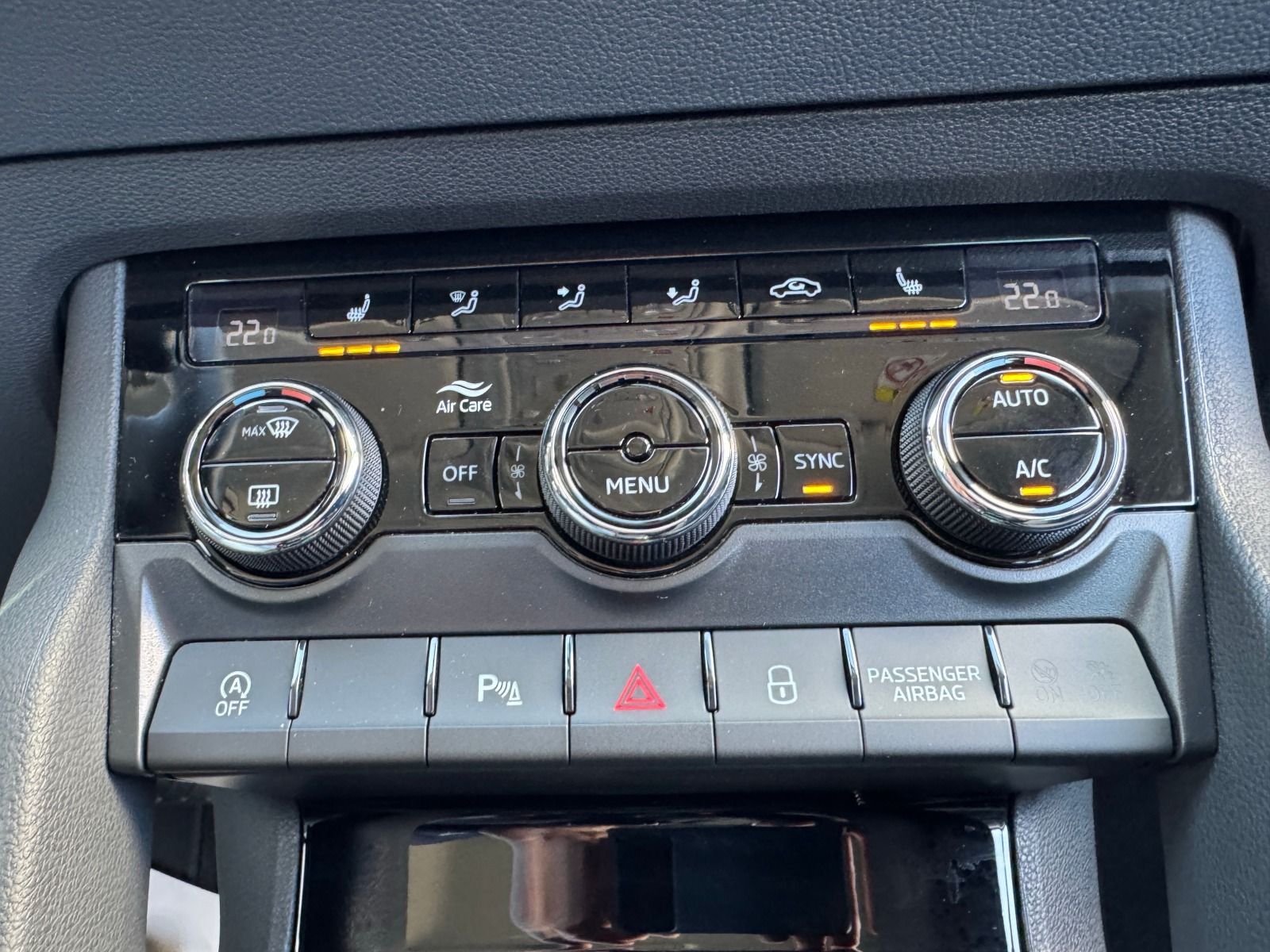 Fahrzeugabbildung SKODA Karoq 1.5 TSI DSG*AHK*RFK*ACC*eHeck