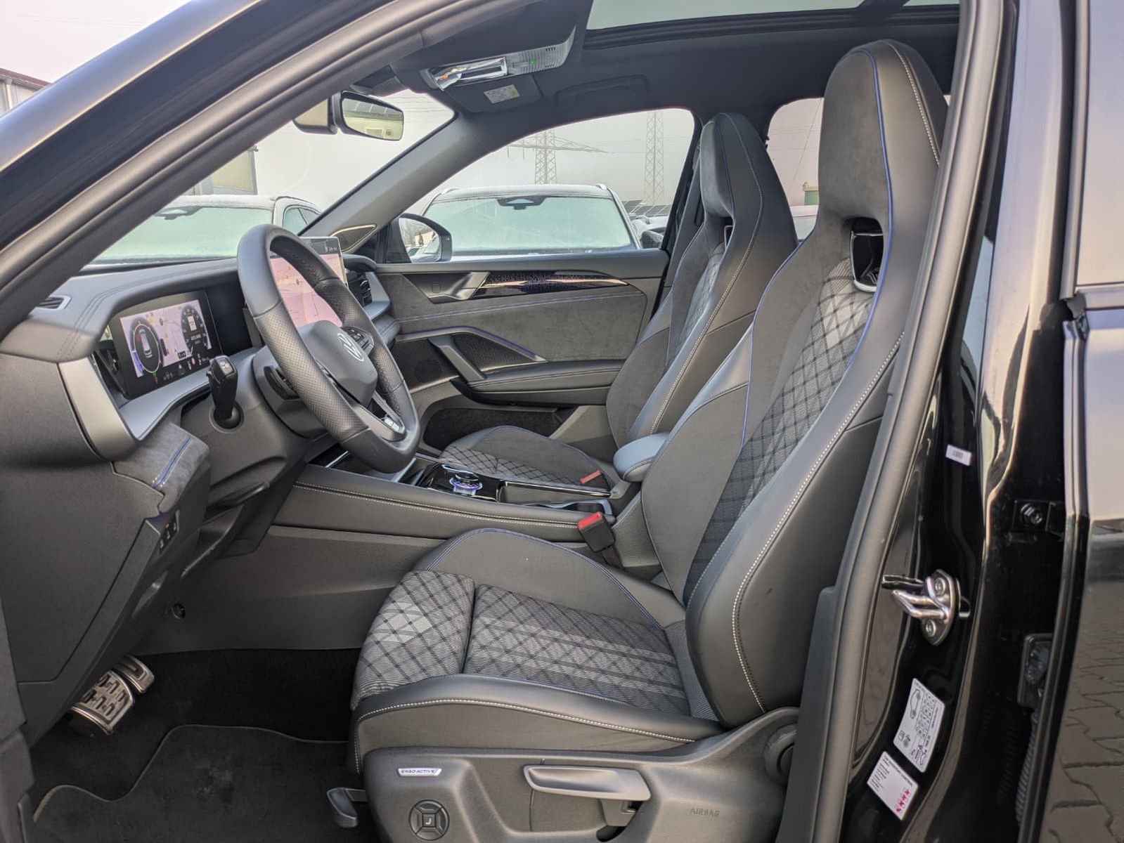 Fahrzeugabbildung Volkswagen Tayron 2.0 TDI 4M R-Line BLACK*7Si*MATRIX*PANO