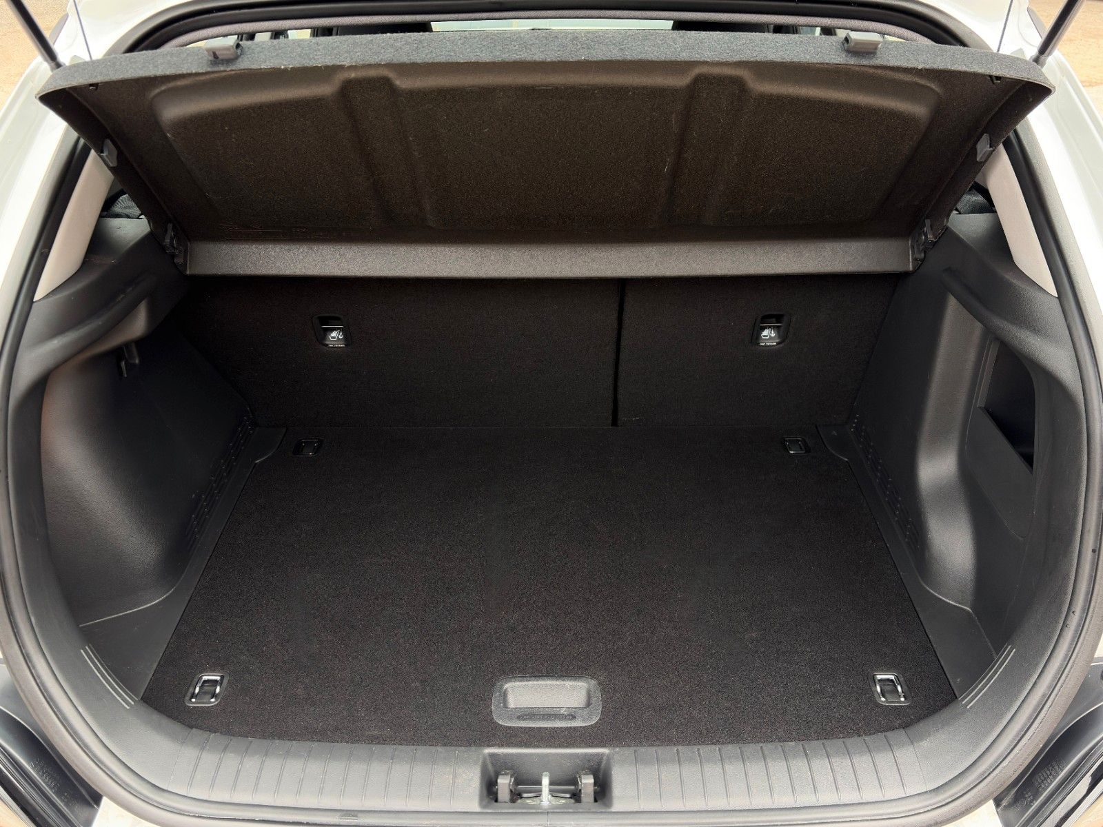 Fahrzeugabbildung Hyundai KONA E Select SHZ LHZ ACC PDC LFA LKA CAM CarPl.