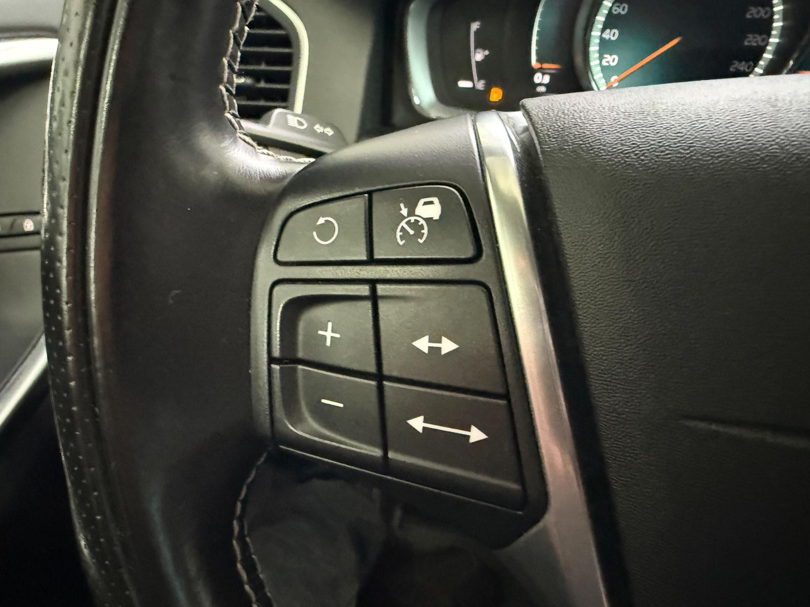 Volvo XC60 2.0 D4*MOMN*R-DSGN*2WD*ACC*PAN*CAM*BI-XN*AH