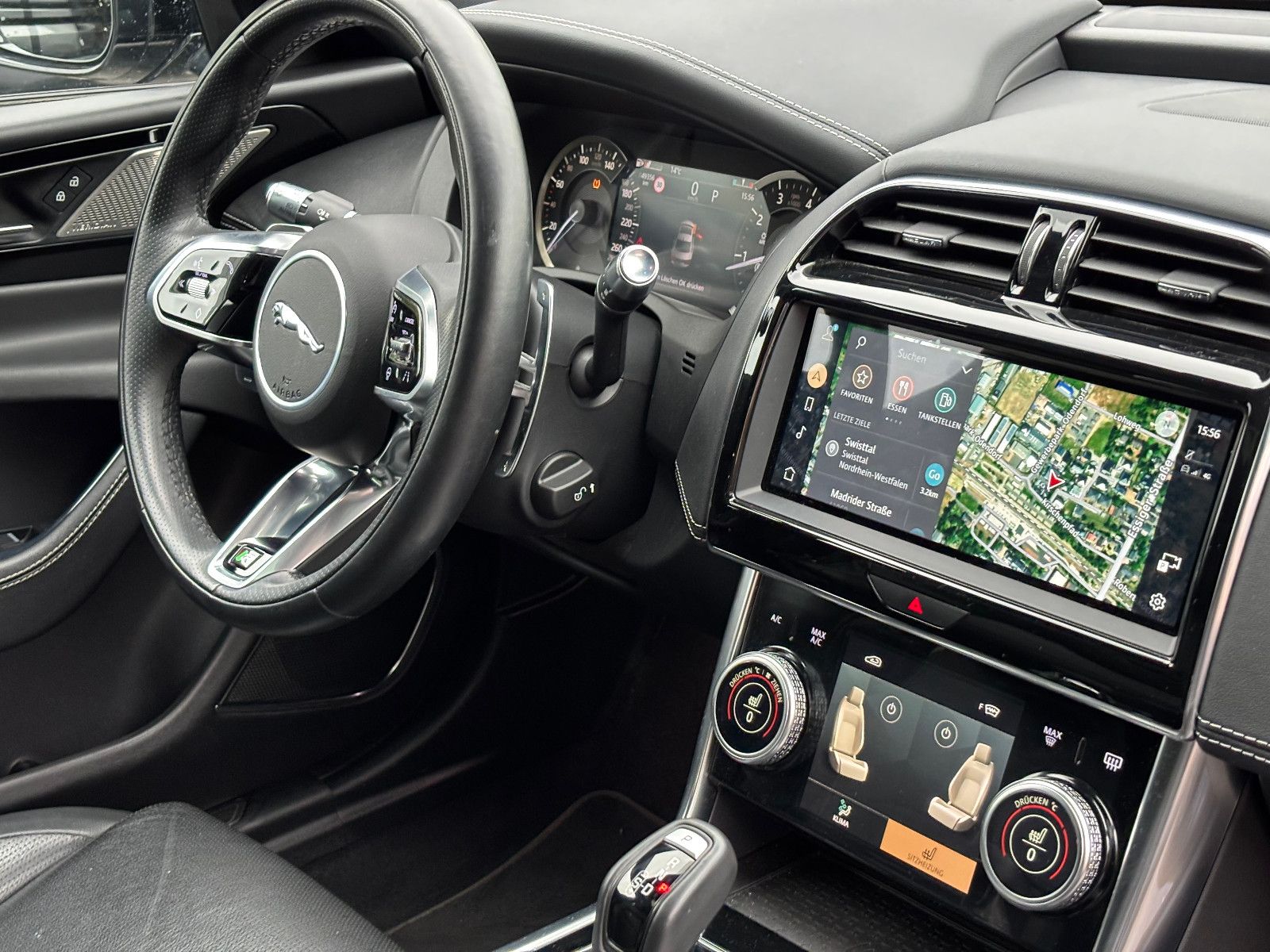 Fahrzeugabbildung Jaguar XE R-Dynamic Black/360''KAM/PANO/EXCLUSIV/MERIDI