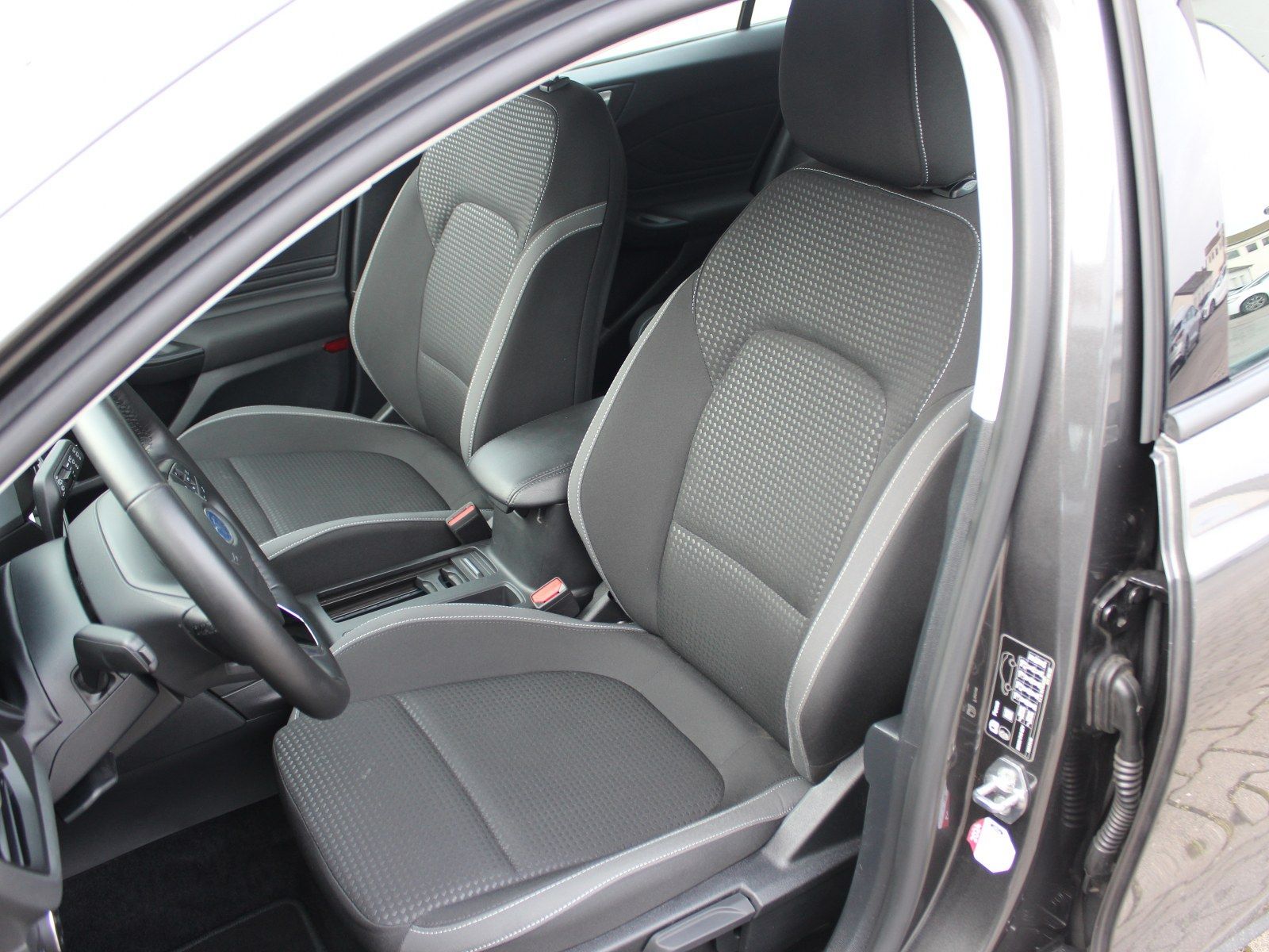 Fahrzeugabbildung Ford Focus Cool & Connect 1,5 EcoBlue
