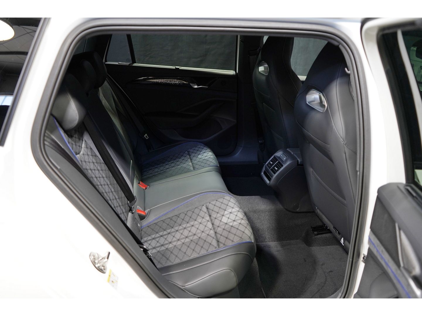 Volkswagen Passat - Bild 10