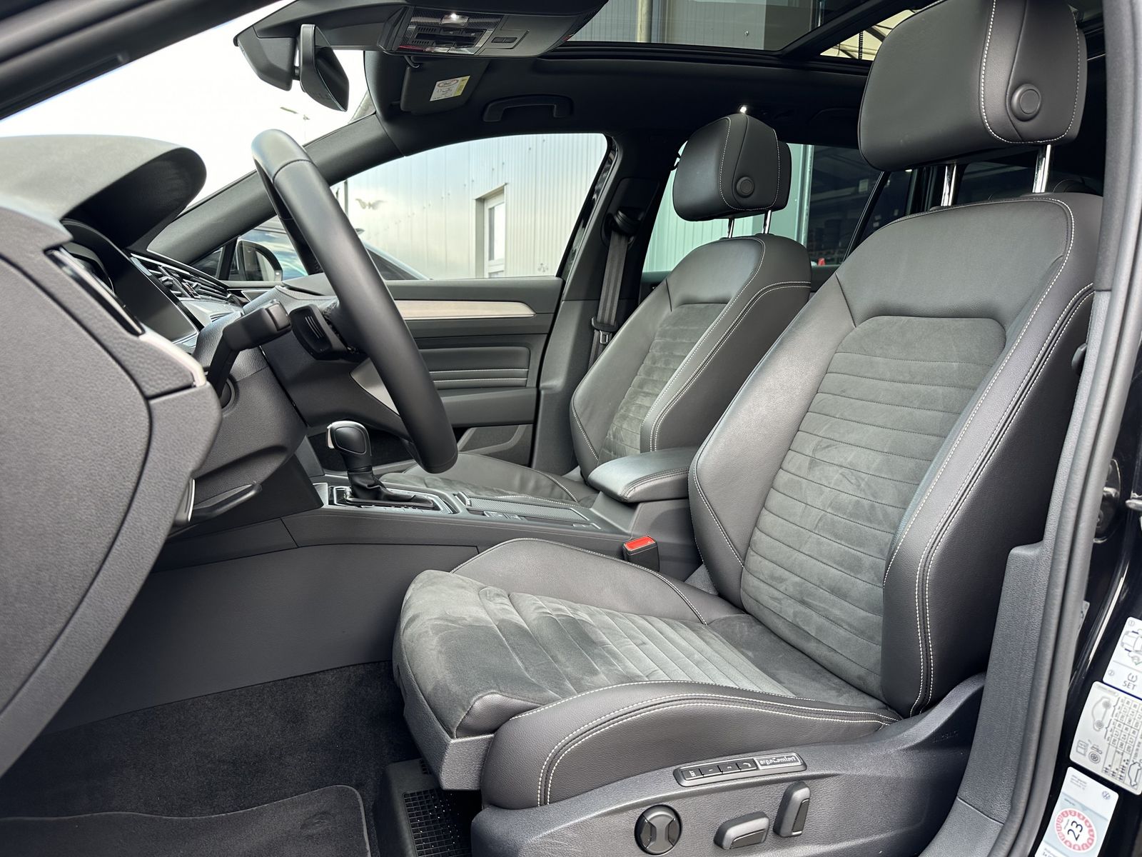 Fahrzeugabbildung Volkswagen Passat Variant 2.0 TDI 4M R-Line NAV+MED+PANO+PP