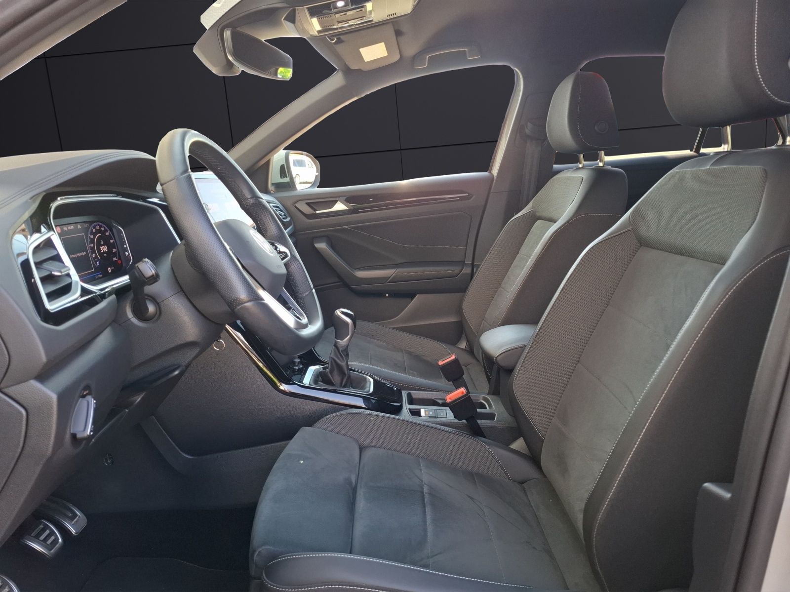 Fahrzeugabbildung Volkswagen T-Roc TSI R-Line Matrix Navi AID Park-Assist SH