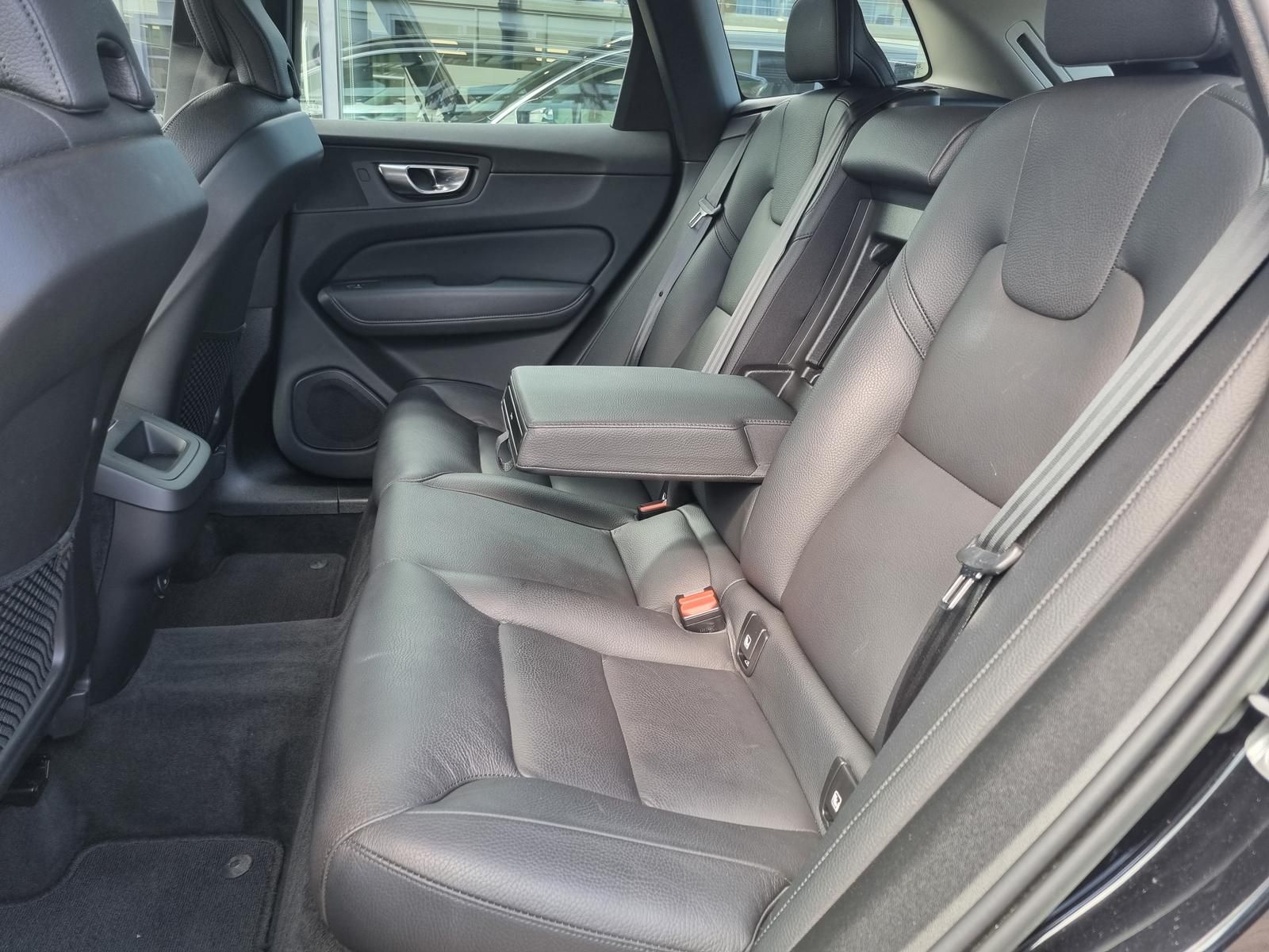 Fahrzeugabbildung Volvo XC60 B4 D Core 'Ganzjahresreifen, Google Maps'