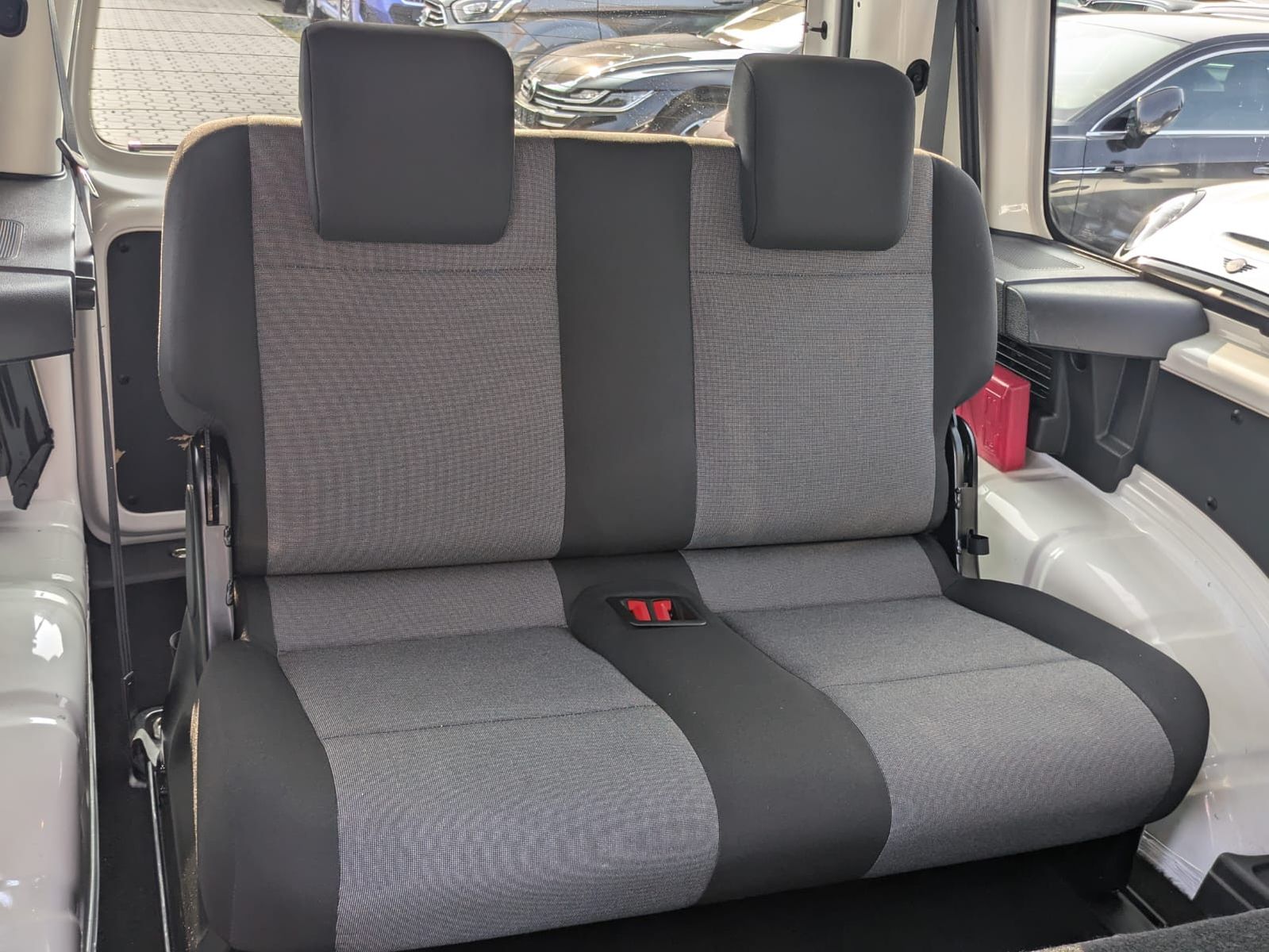 Fahrzeugabbildung Volkswagen Caddy Maxi 2.0 TDI DSG 7-Sit./KLIMA/NAVI/TEMP