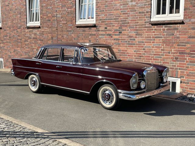 Mercedes-Benz W111 230 S Heckflosse *** Schweizimport