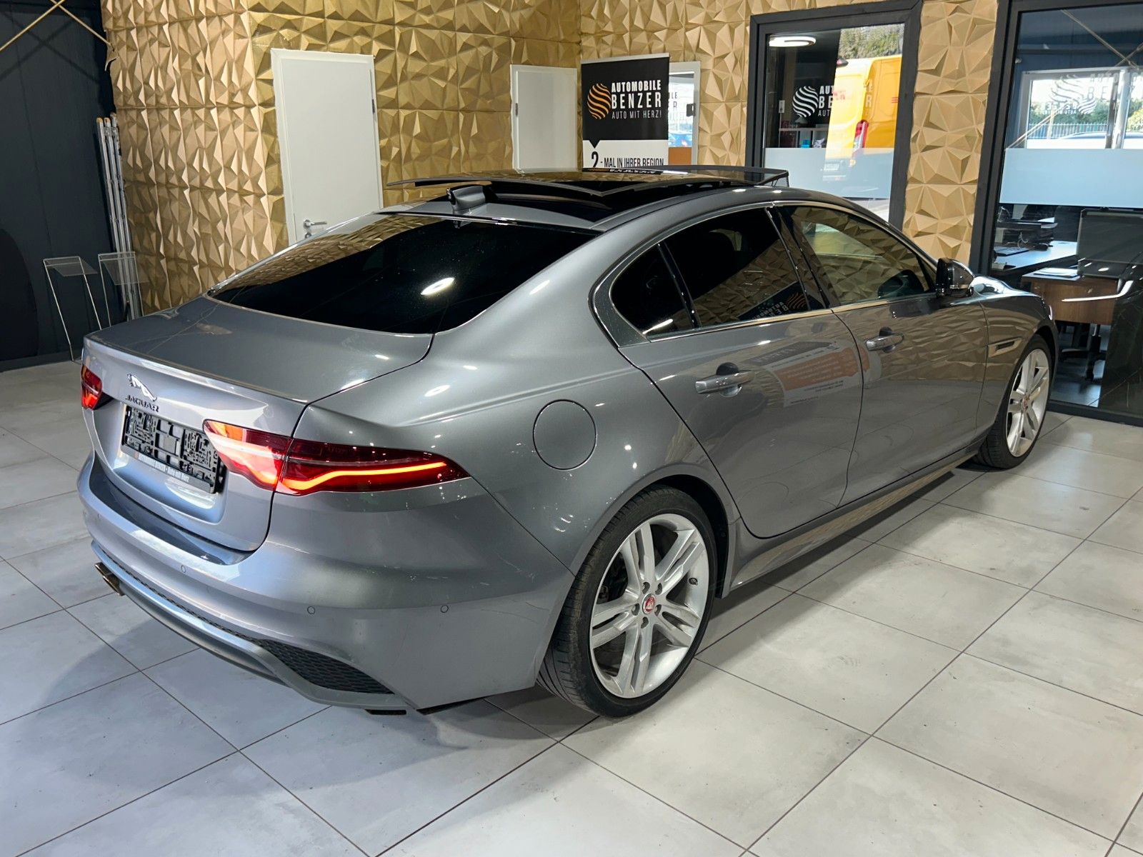 Fahrzeugabbildung Jaguar XE R-Dynamic SE AWD/HEAD-UP/KAMERA/NAVI/APPLE