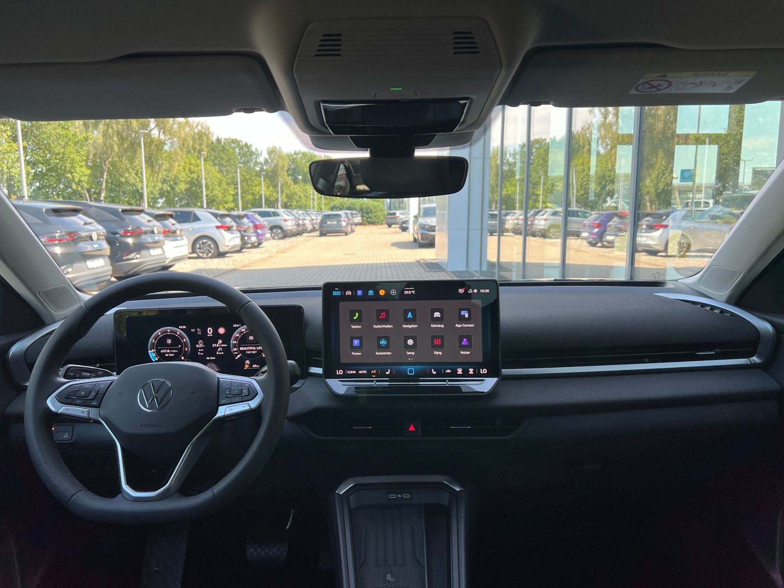 Fahrzeugabbildung Volkswagen T-Roc  Life 1.5 eTSI DSG *AHK, Ganzjahresreifen,