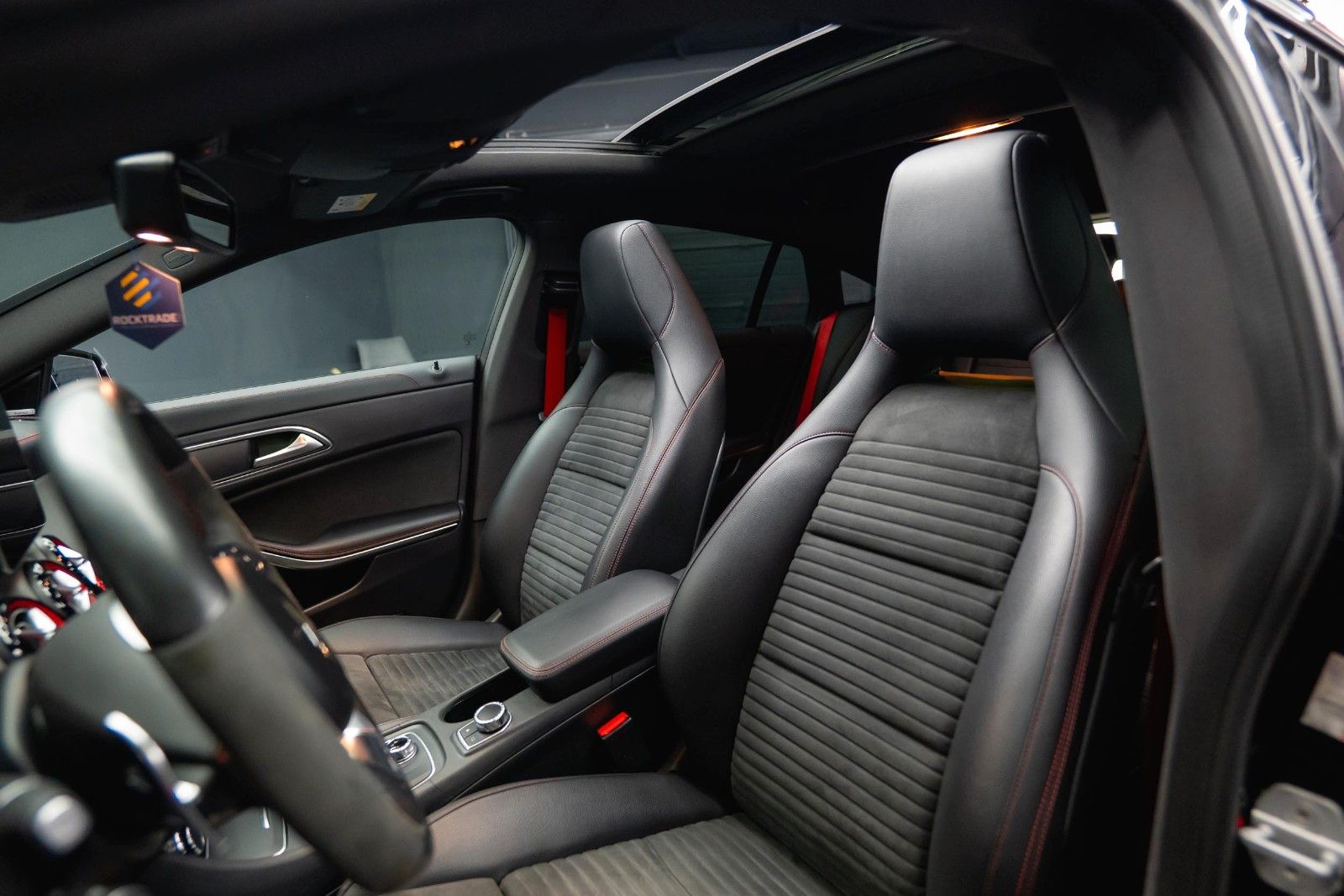 Fahrzeugabbildung Mercedes-Benz CLA 45 AMG 4Matic Performance Night *Pano*LED*