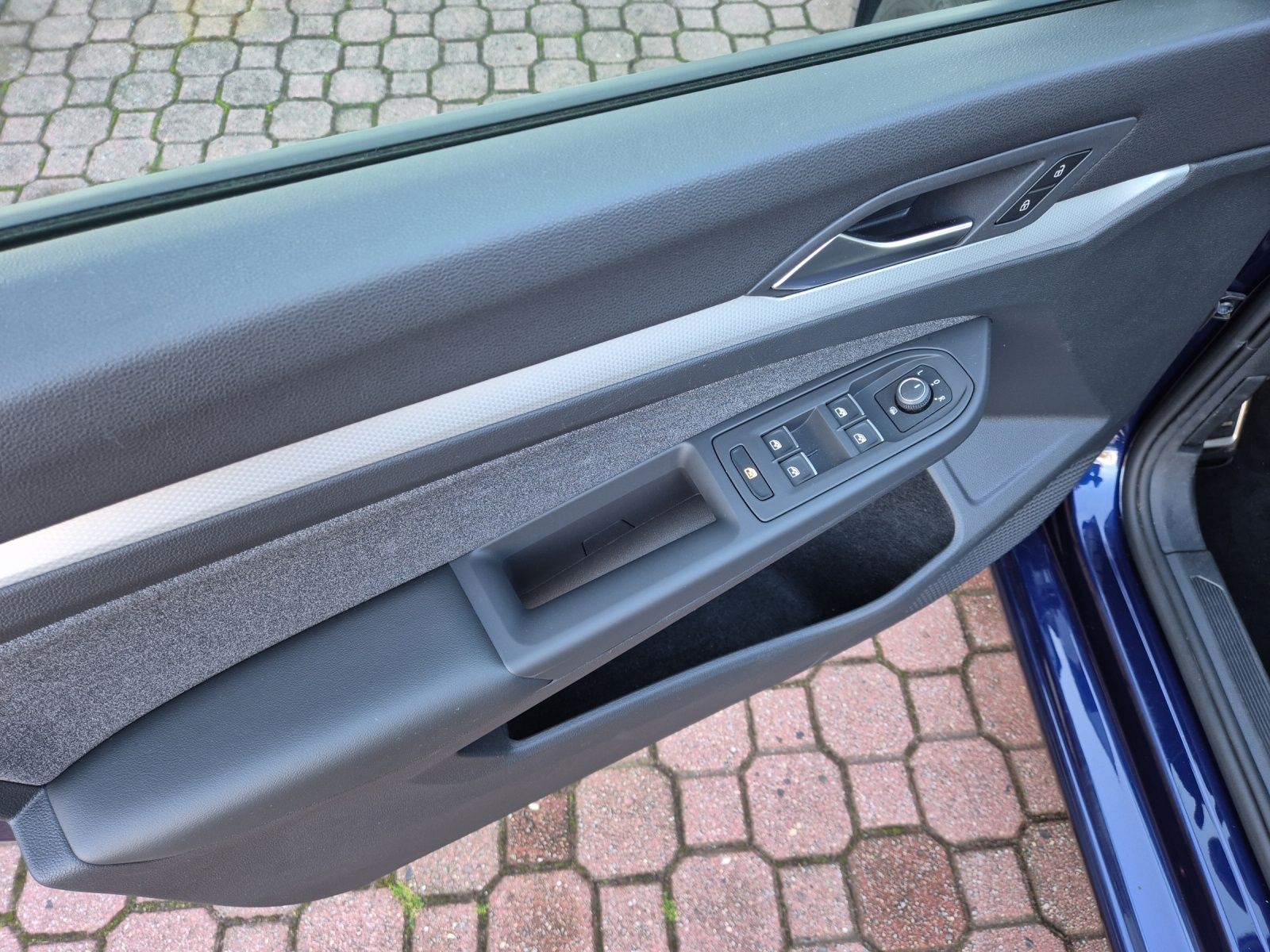 Fahrzeugabbildung Volkswagen Golf VIII Variant TSI Move 1,99% LED AHK Navi AI