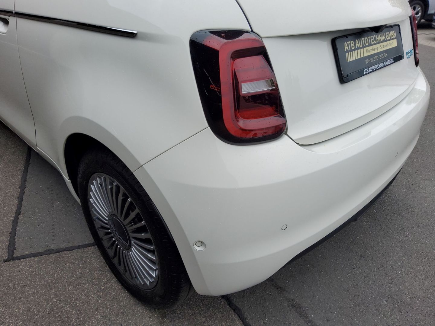 Fahrzeugabbildung Fiat 500e Elektro Komfort und Style Paket