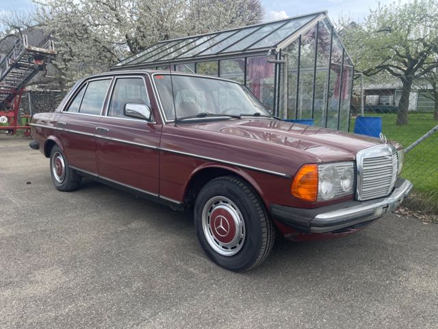 Mercedes-Benz W123 Limousine 300 D
