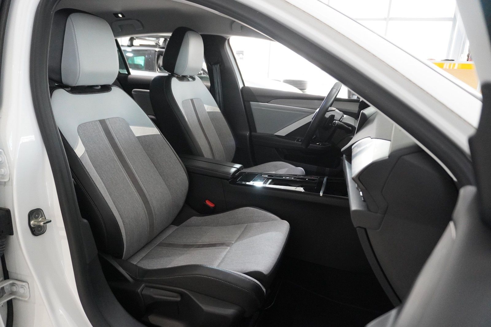 Fahrzeugabbildung Opel Astra L Lim. 1.2T ELEGANCE NAVI/LED/KAMERA/SPORT