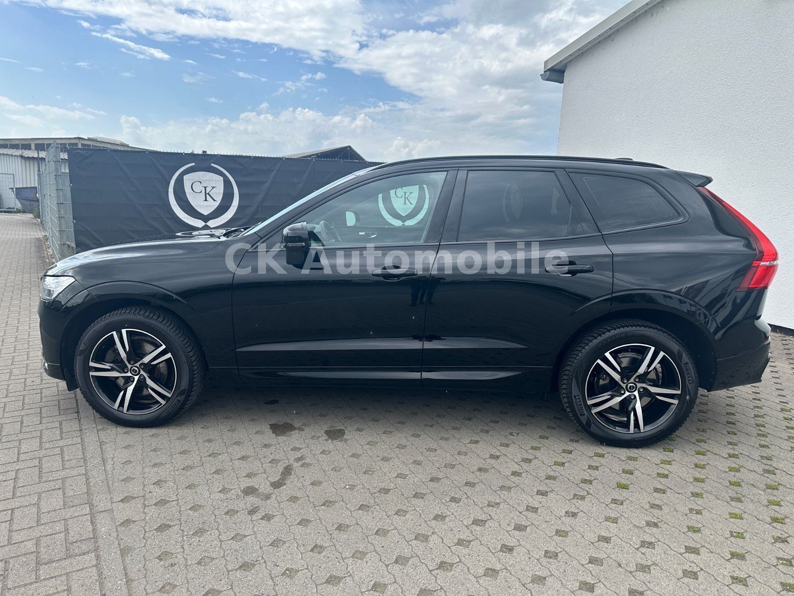 Fahrzeugabbildung Volvo XC60 R Design 2WD/Navi/Pano/Kamera/LED