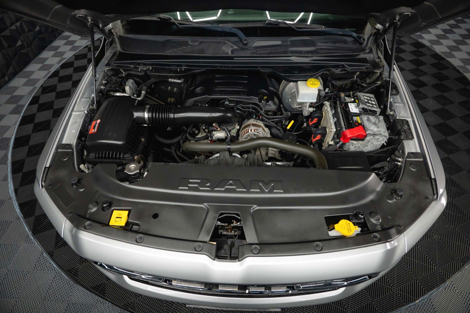 Fahrzeugabbildung Dodge RAM 5.7 V8 HEMI 4x4 OFFROAD Night-Paket *LED*19%