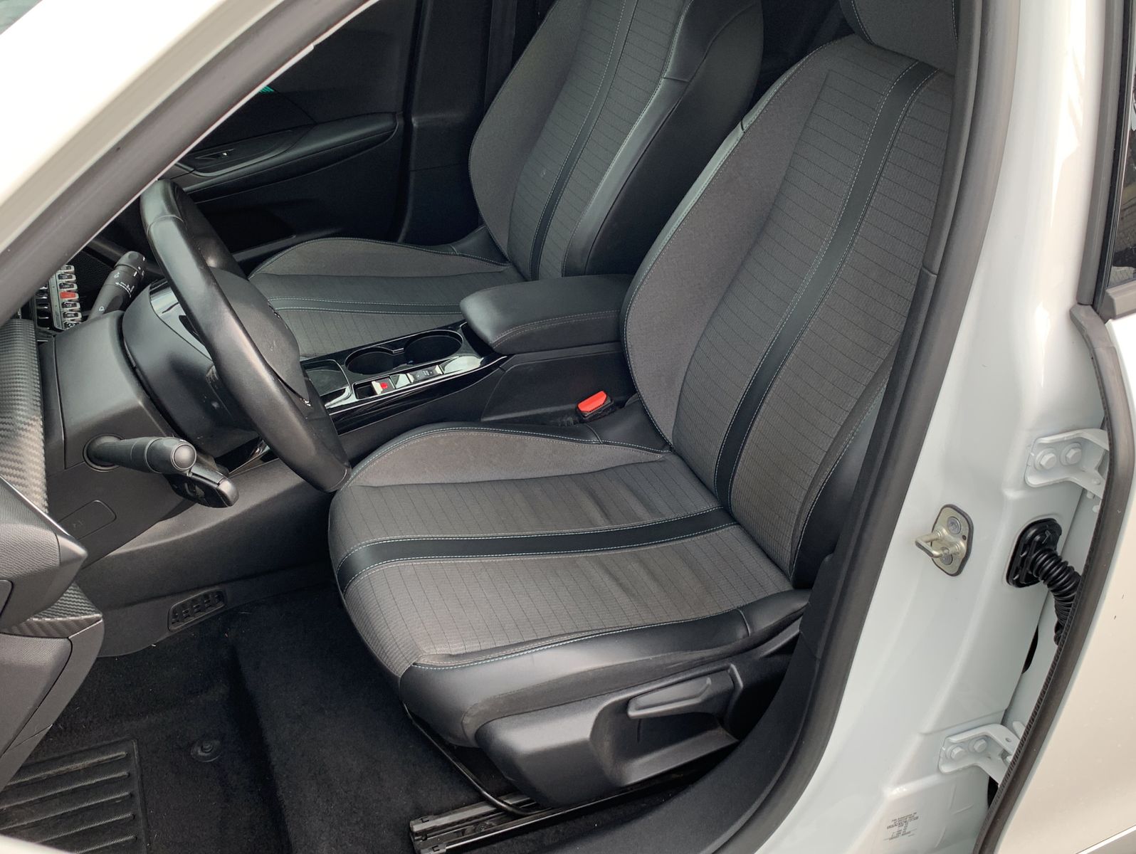 Peugeot e-2008 e- Allure Pack| 50 kWh| 180° Kamera| DAB imagem 3