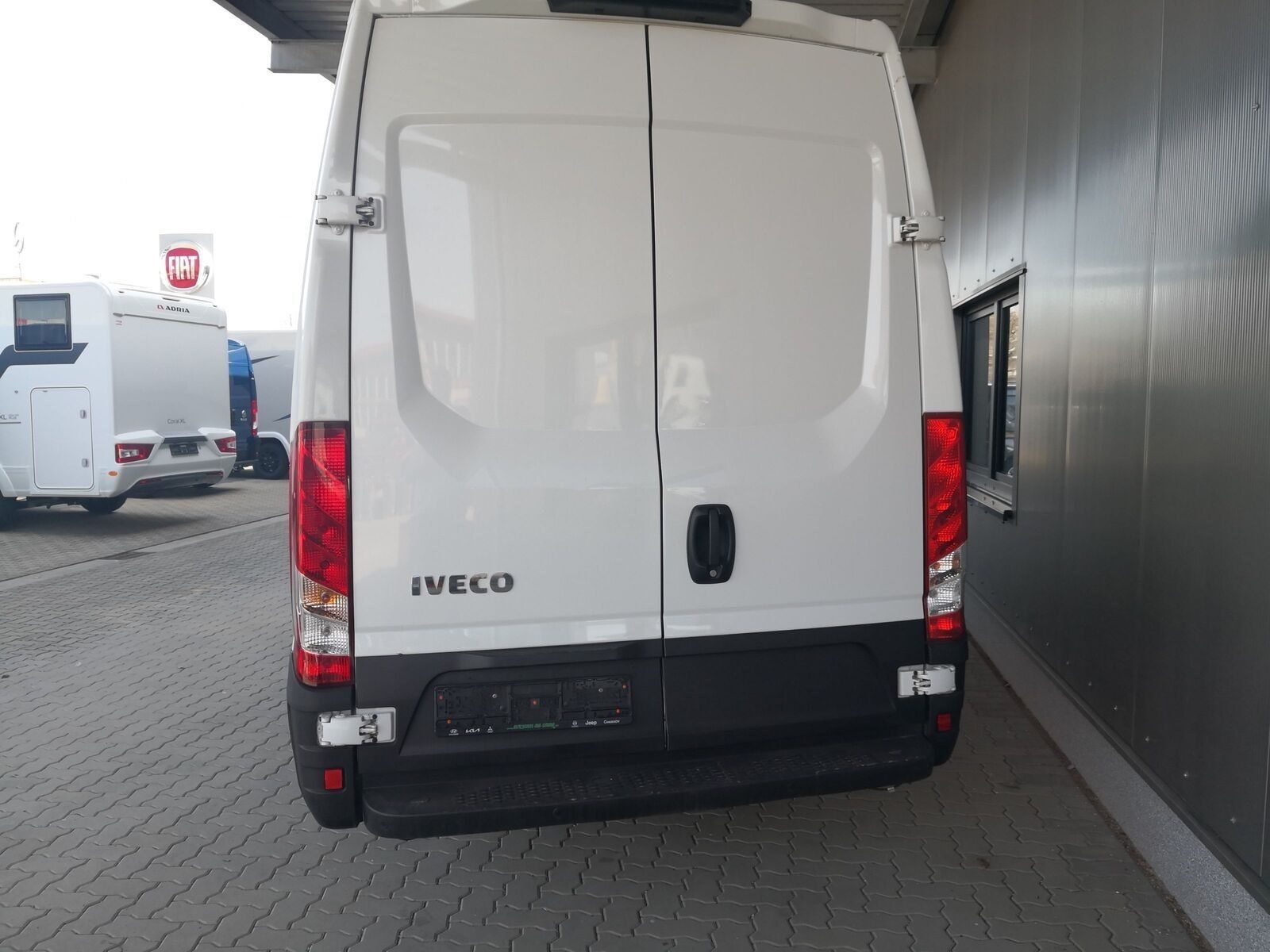Fahrzeugabbildung Iveco EcoDaily Daily 35S14 A8 MONATL. AB 269,24€* L4H2