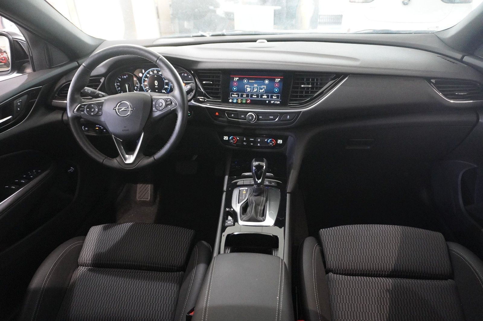 Fahrzeugabbildung Opel Insignia B ST 2.0D ELEGANCE NAVI/LED/KAMERA/DAB+