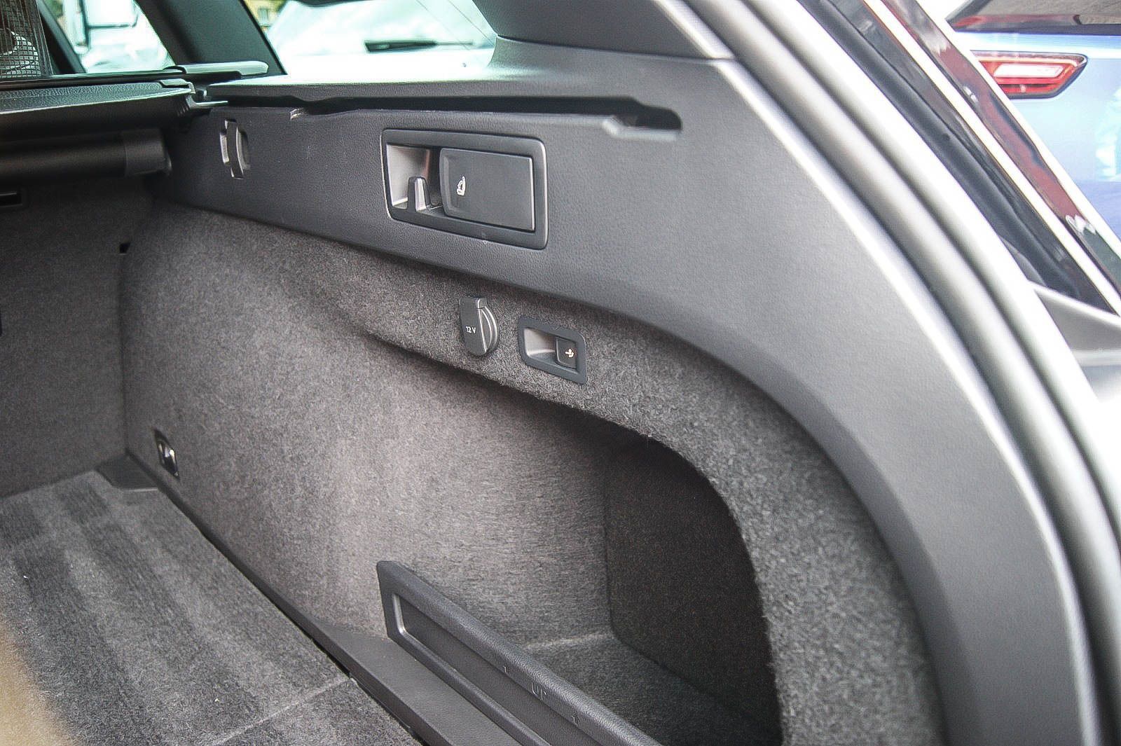 Fahrzeugabbildung Volkswagen Passat Variant 2.0TDI DSG R-LINE ANHZV STANDHZG