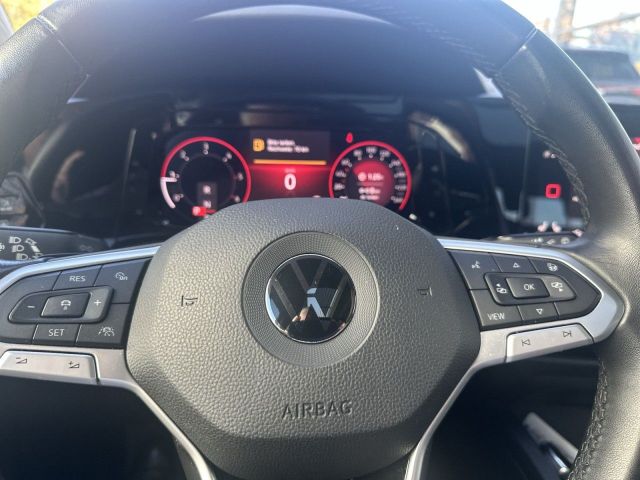 Golf VIII Variant 2.0 TDI DSG Style PANO AHK NAV