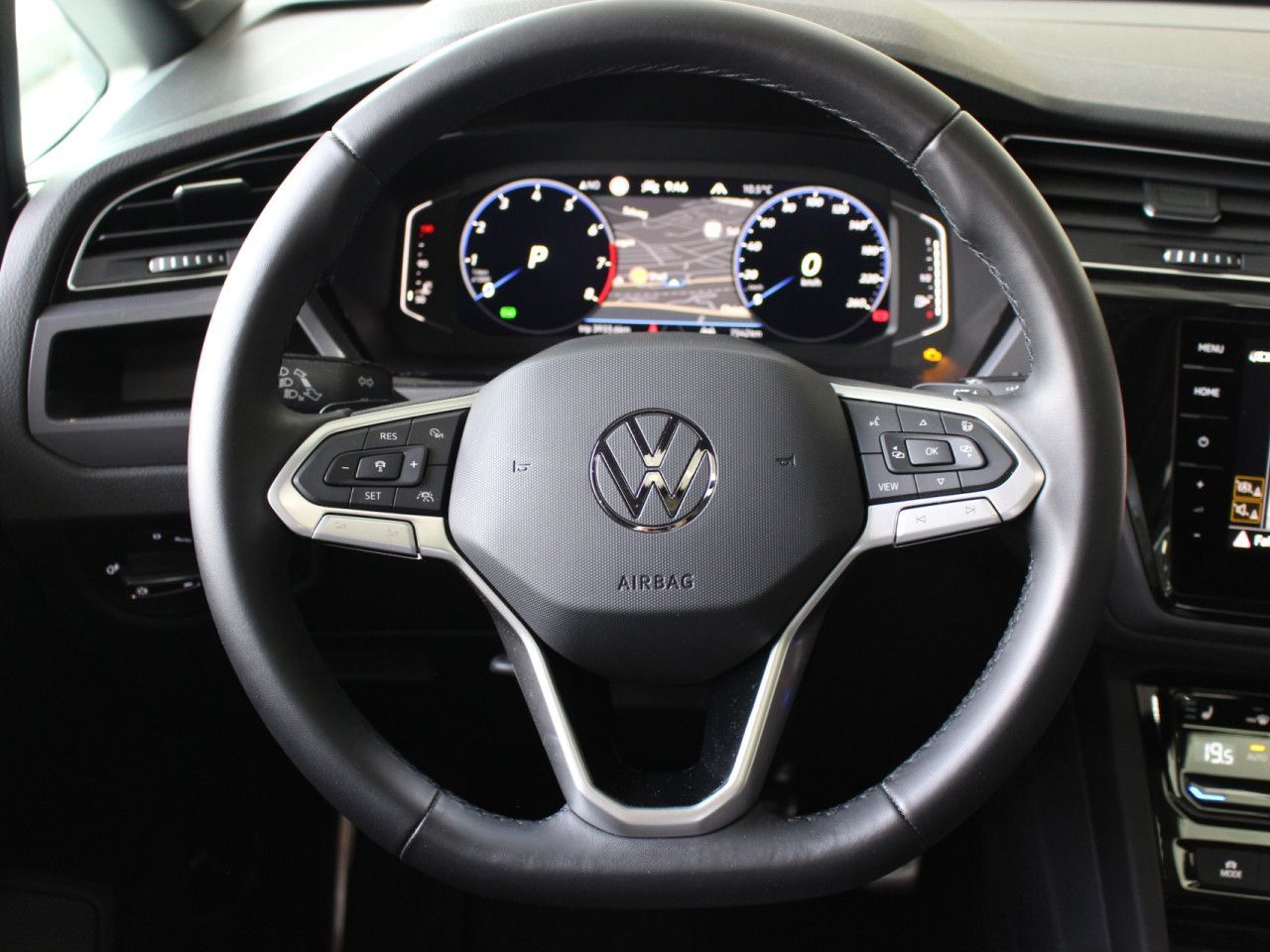 Fahrzeugabbildung Volkswagen Touran 1.5 TSI OPF Highline R-Line/Pano7.S./AHK