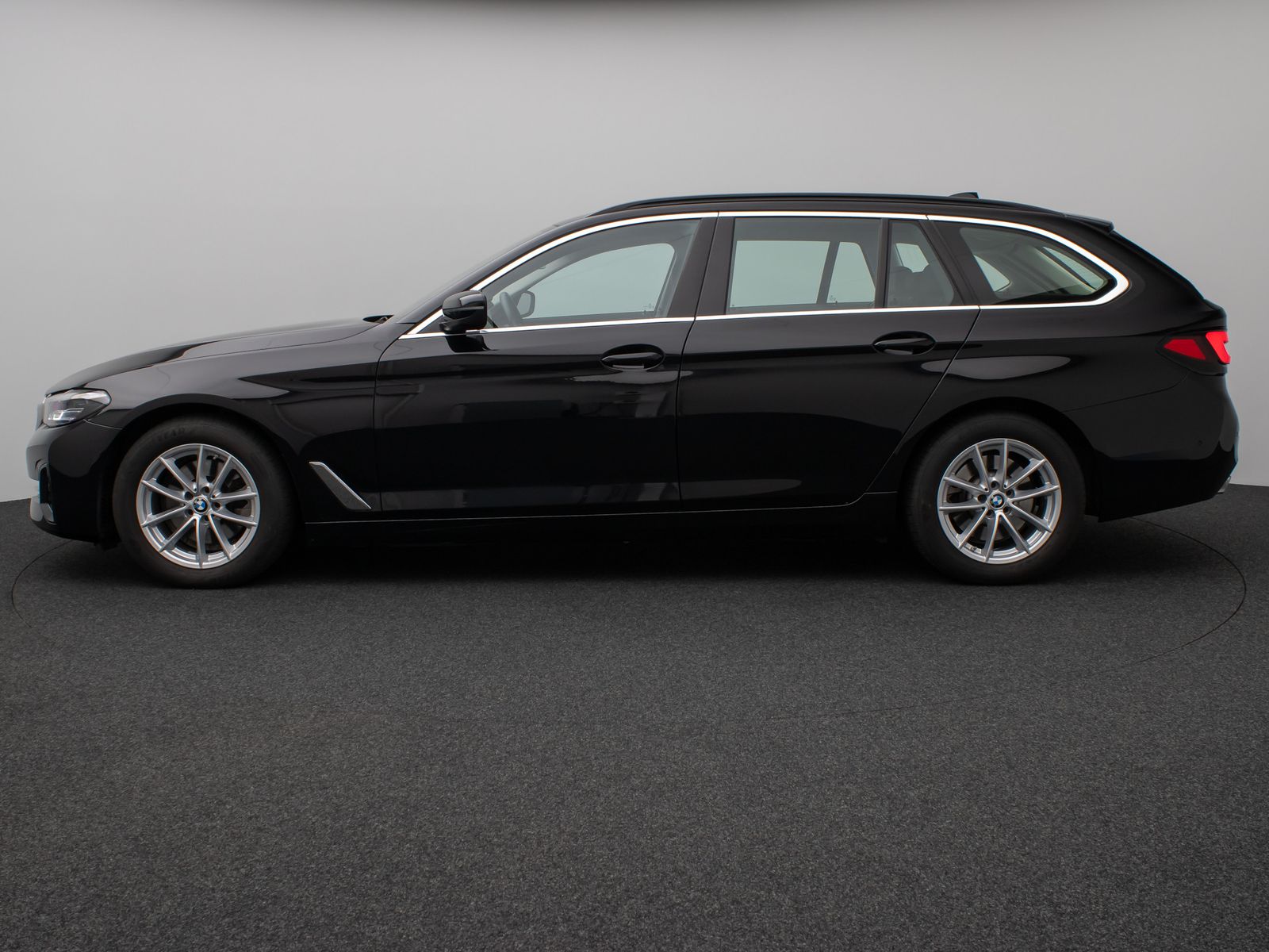 Fahrzeugabbildung BMW 520d xD Kamera HUD DAB 4xKlima Sport Leder Alarm