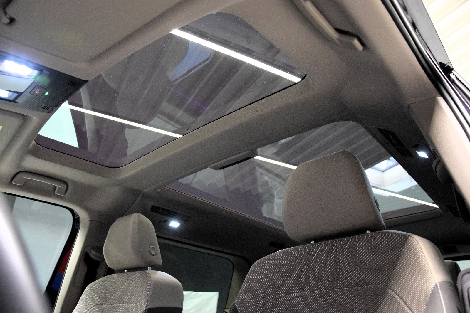 Fahrzeugabbildung Volkswagen T7 Multivan DSG Life 7-Sitze Pano AHK IQ-Light