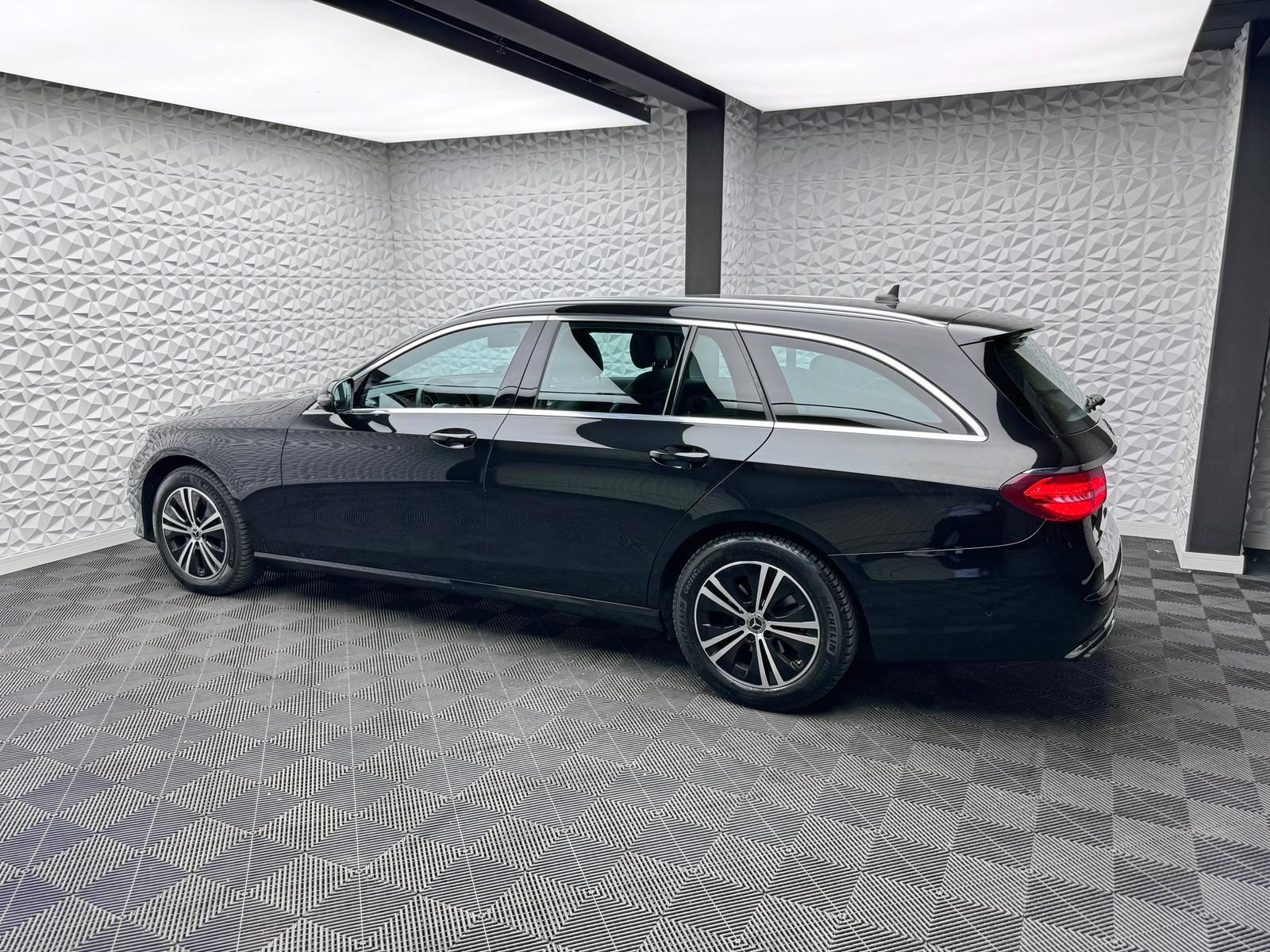 Fahrzeugabbildung Mercedes-Benz d T AVANTGARDE/TWA/RCAM/PDC/LED/CARPLAY/AMBIENTE