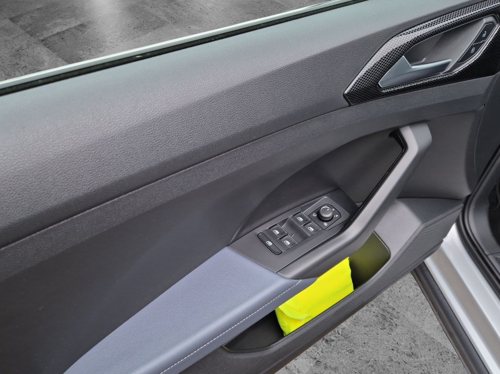 Fahrzeugabbildung Volkswagen T-Cross TSI Style Matrix Navi AID ACC PDC SH LM