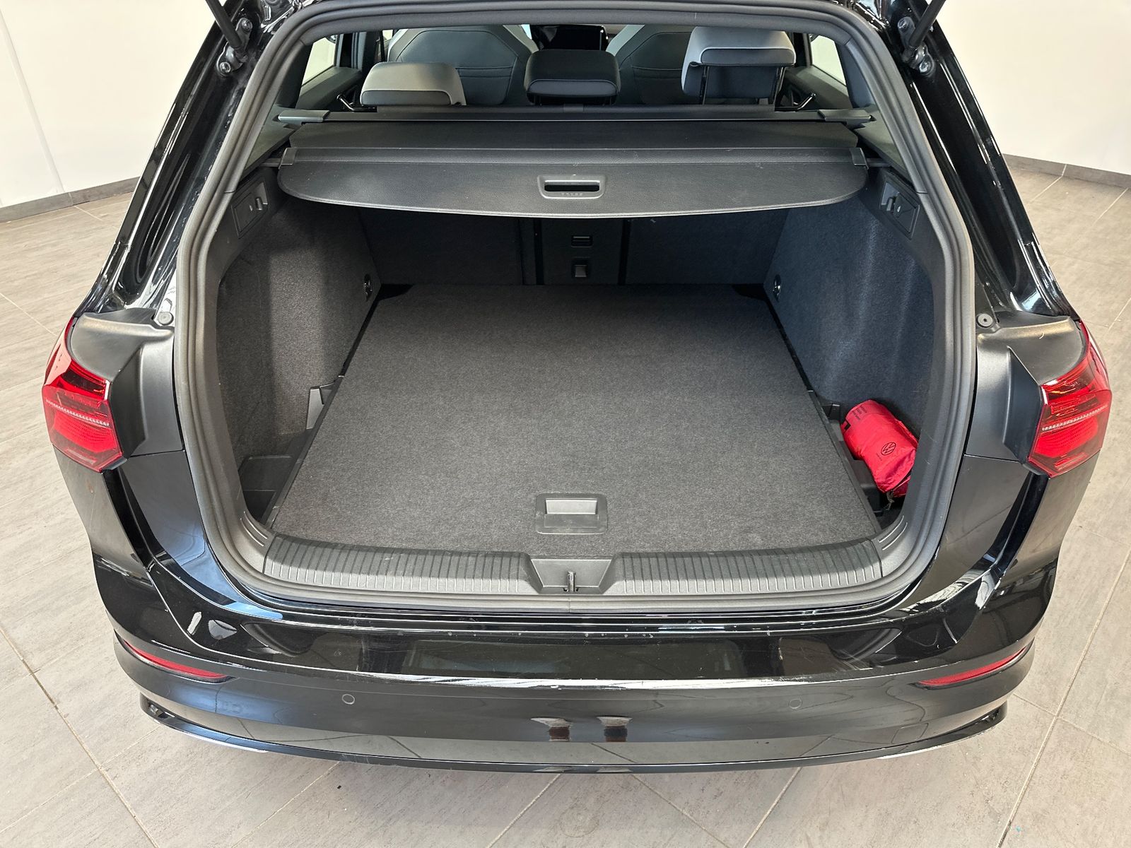 Fahrzeugabbildung Volkswagen Golf Variant R-Line NAV+IQ-LIGHT+ACC+PANO+