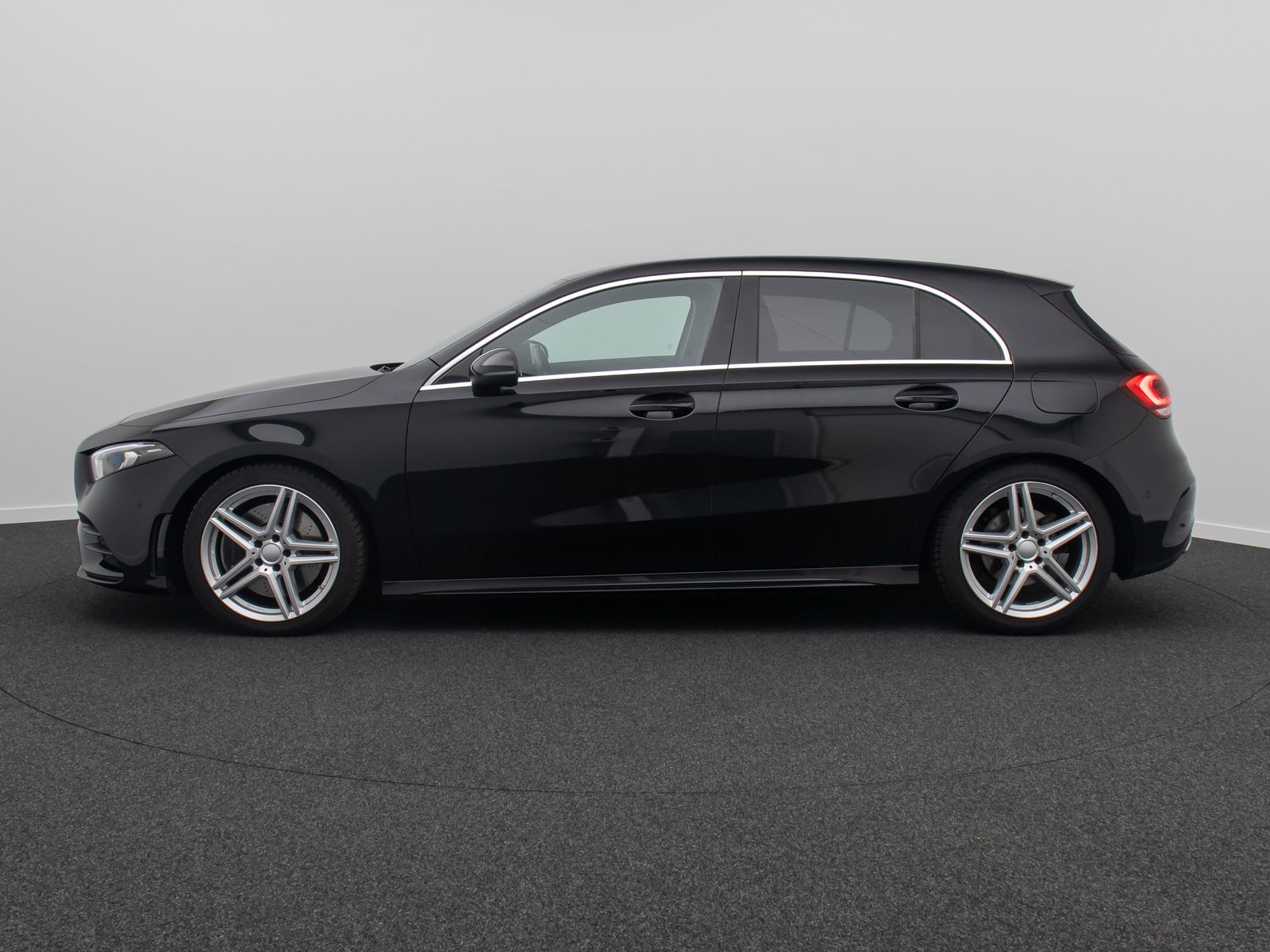 Fahrzeugabbildung Mercedes-Benz A250 AMG Line Kamera AHK Alarm Sportsitz 18Zoll
