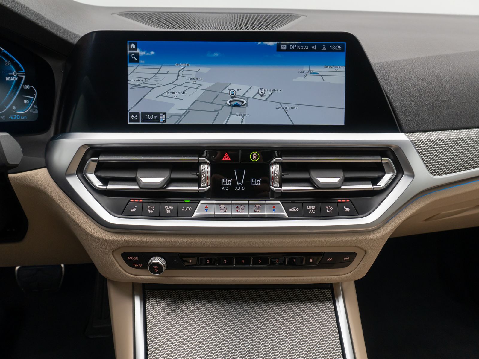 Fahrzeugabbildung BMW 330e xD M Sport DAB Memory AHK HUD Individual