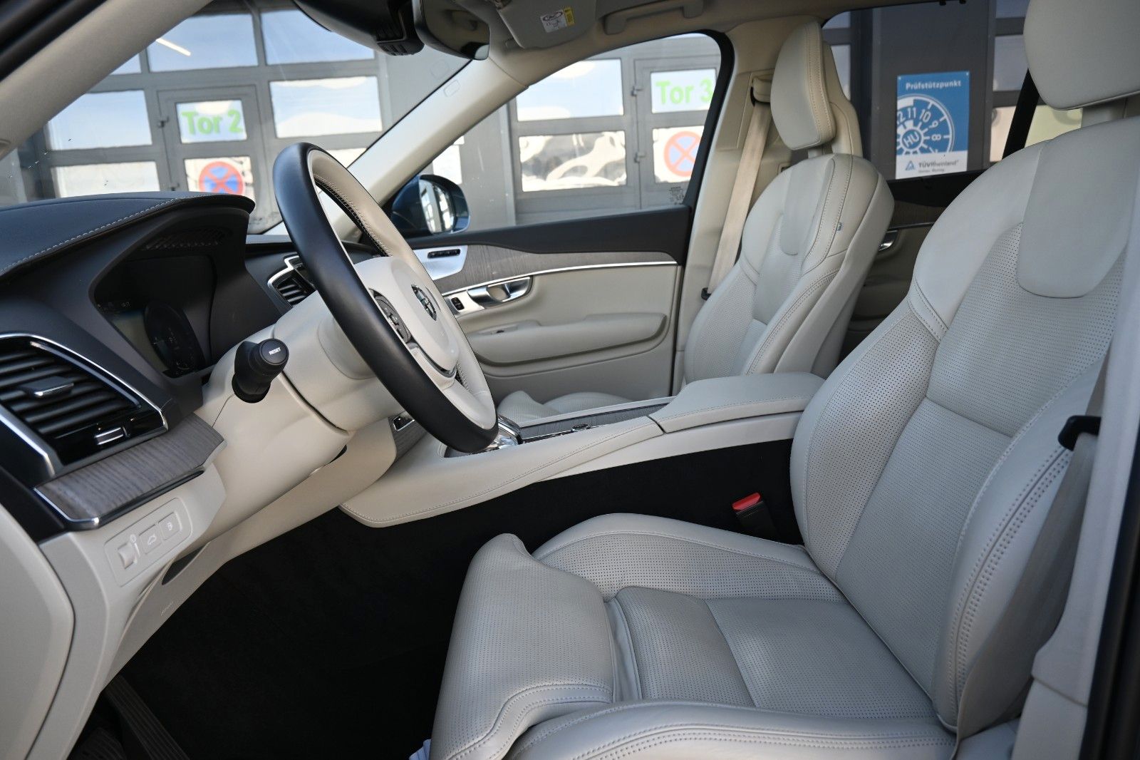 Fahrzeugabbildung Volvo XC90 T8 AWD Recharge Inscription*PANO*STHZ*B&W