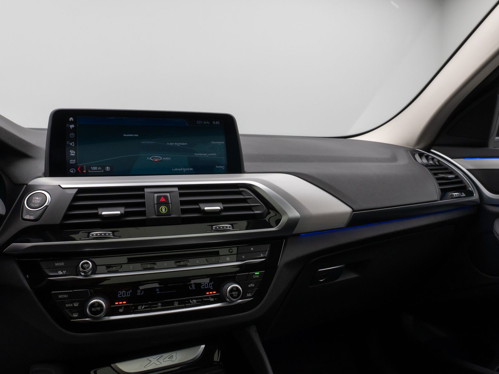 Fahrzeugabbildung BMW X4 xD30i xLine Panorama Kamera HUD HiFi DisplKey