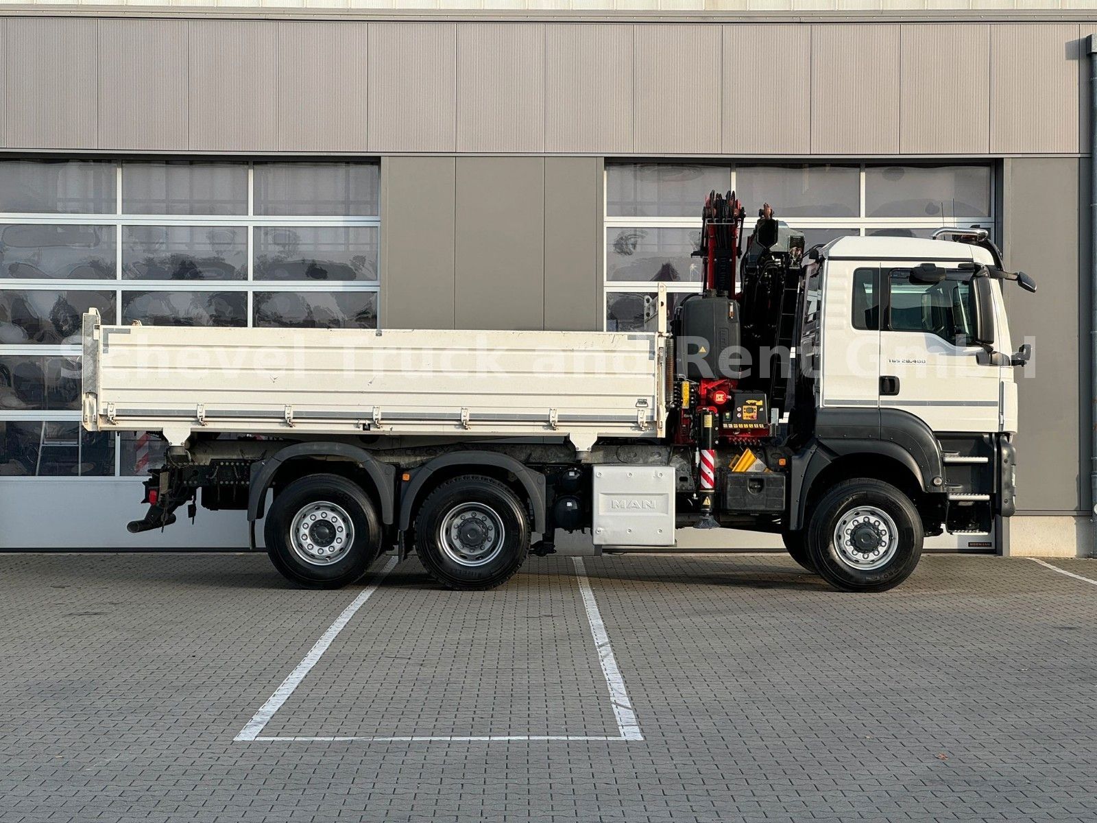 Fahrzeugabbildung MAN TGS 28.400 6x4-4 Dreiseitenkipper FASSI F195