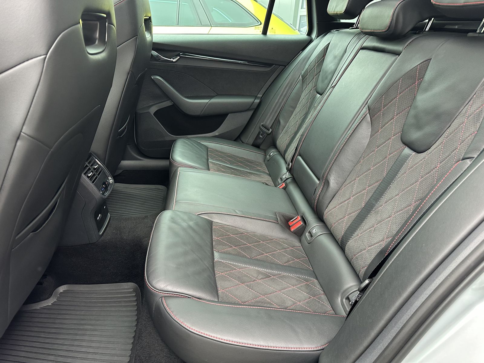 Fahrzeugabbildung SKODA Octavia Combi 4x4 RS NAV+LED+PANO+ACC+AHK+19ZOLL