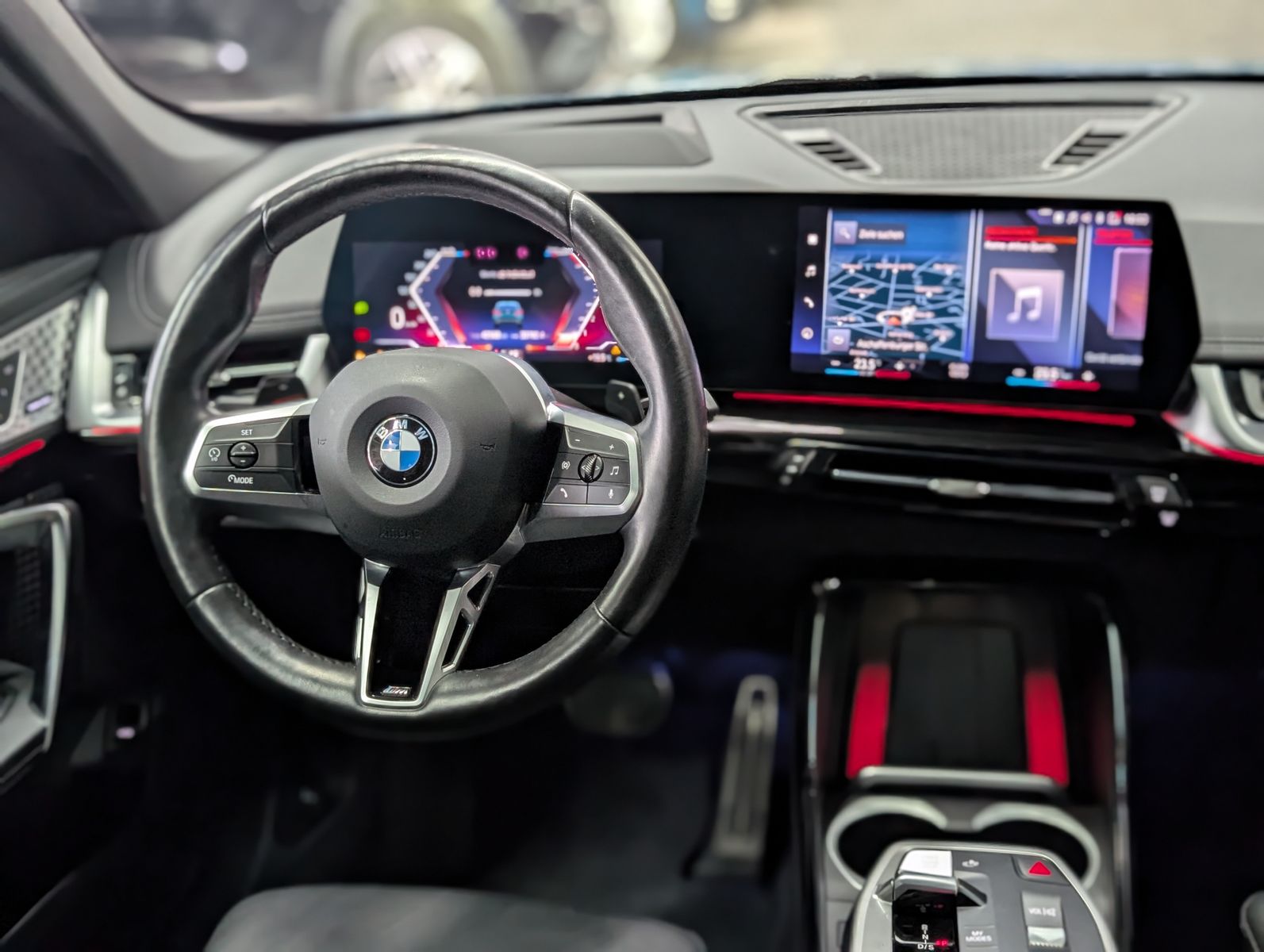 Fahrzeugabbildung BMW X1 20i M Sport Shadow H&K AHK PANO HUD 360° 20"