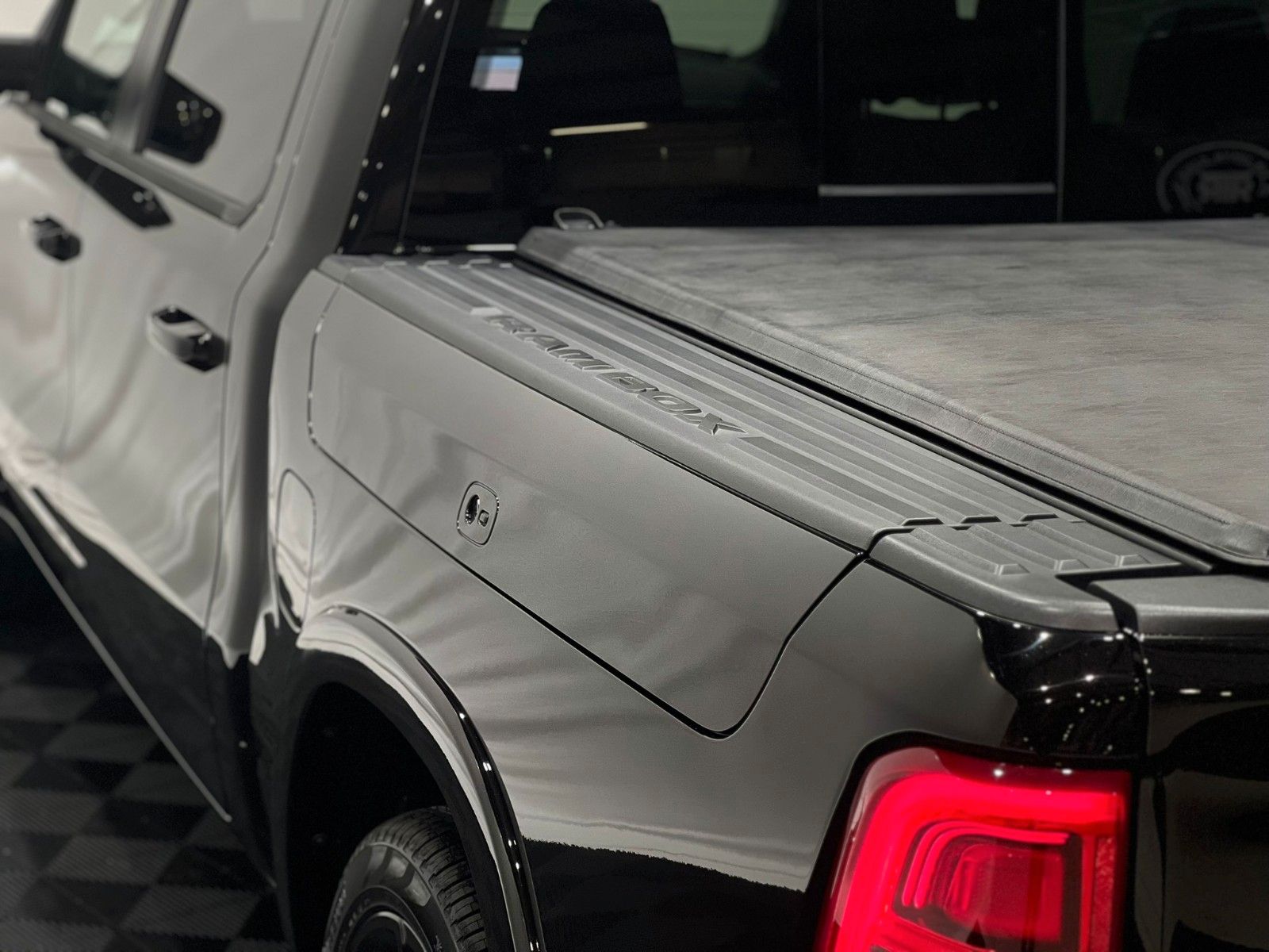 Fahrzeugabbildung Dodge RAM 1500 Limited Night MY25 *Ebony Red seats*