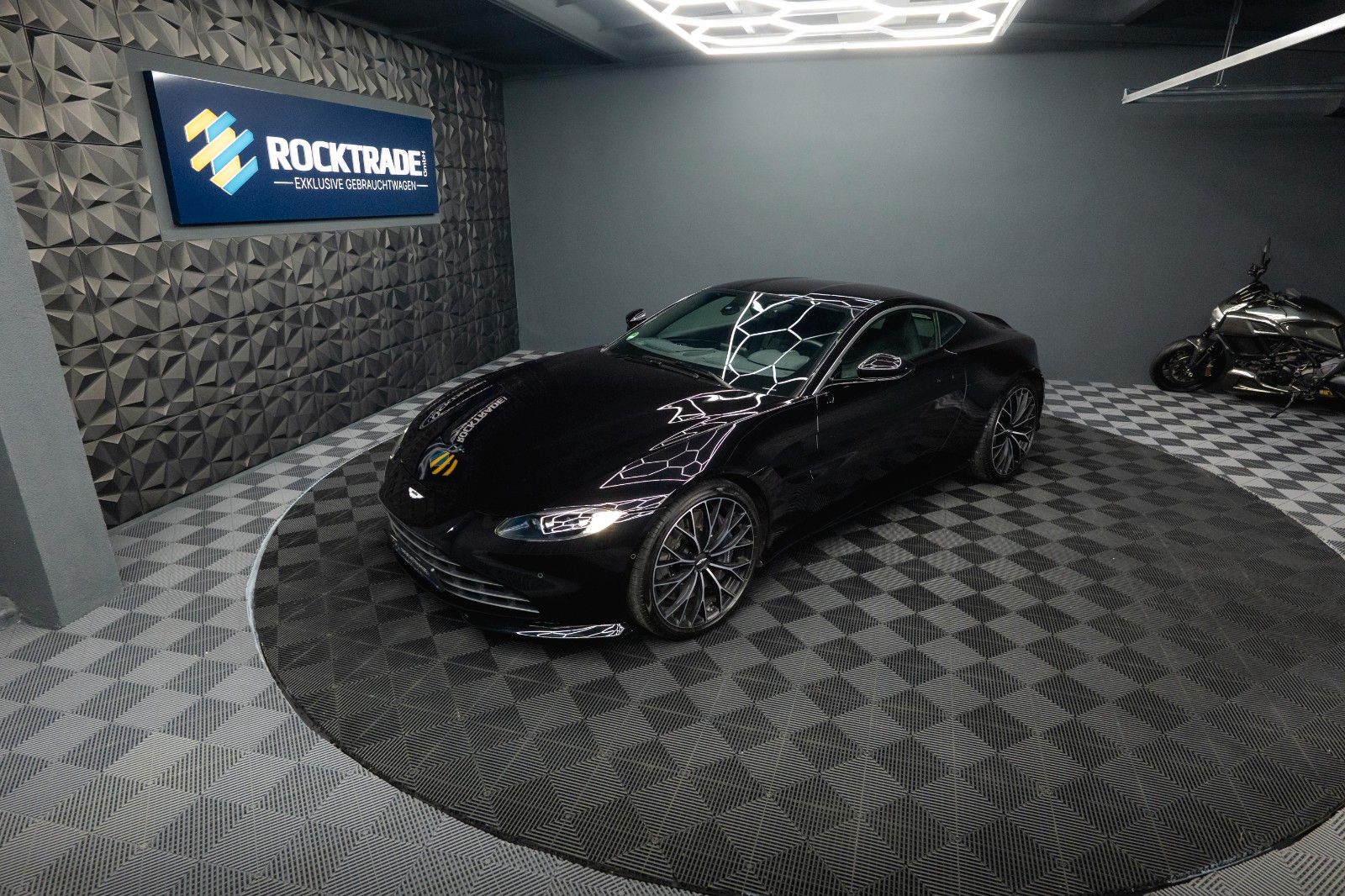Fahrzeugabbildung Aston Martin V8 Vantage 4.0 V8 DB11 Coupe *1.Hand*360*Memory*