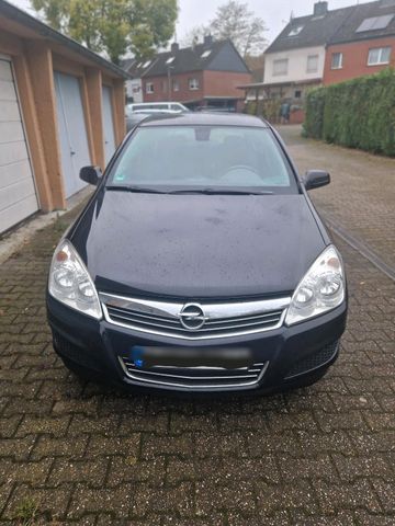 Opel Astra schwarz