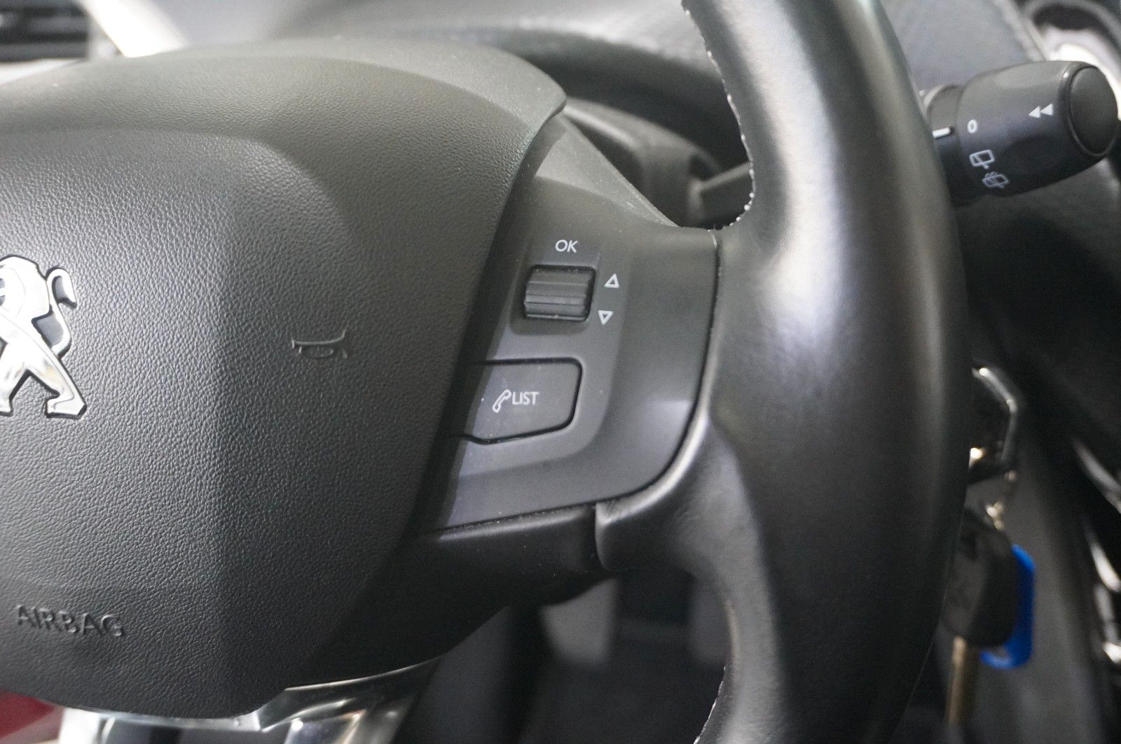 Fahrzeugabbildung Peugeot 2008 1.5D ALLURE NAVI/LED/KAMERA/SHZ/PANO./SPORT