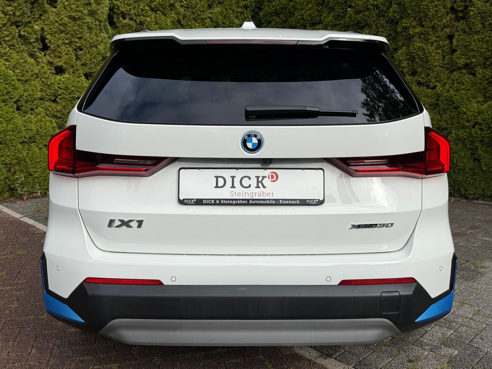 Fahrzeugabbildung BMW iX1 30 xDrive 64 kWh SHADOW+LIFE+SHZ+KAM+LEDER+M