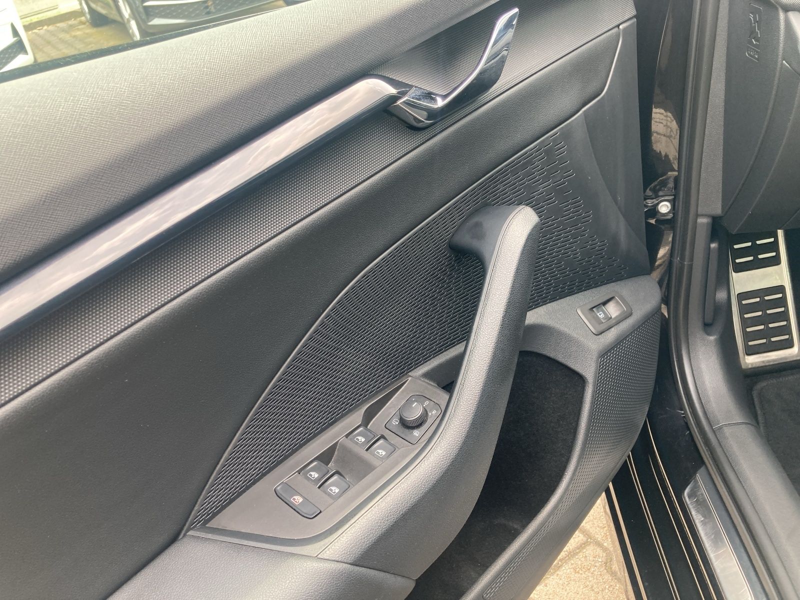 Fahrzeugabbildung SKODA Octavia Combi iV Sportline DSG Matrix AHK Navi H