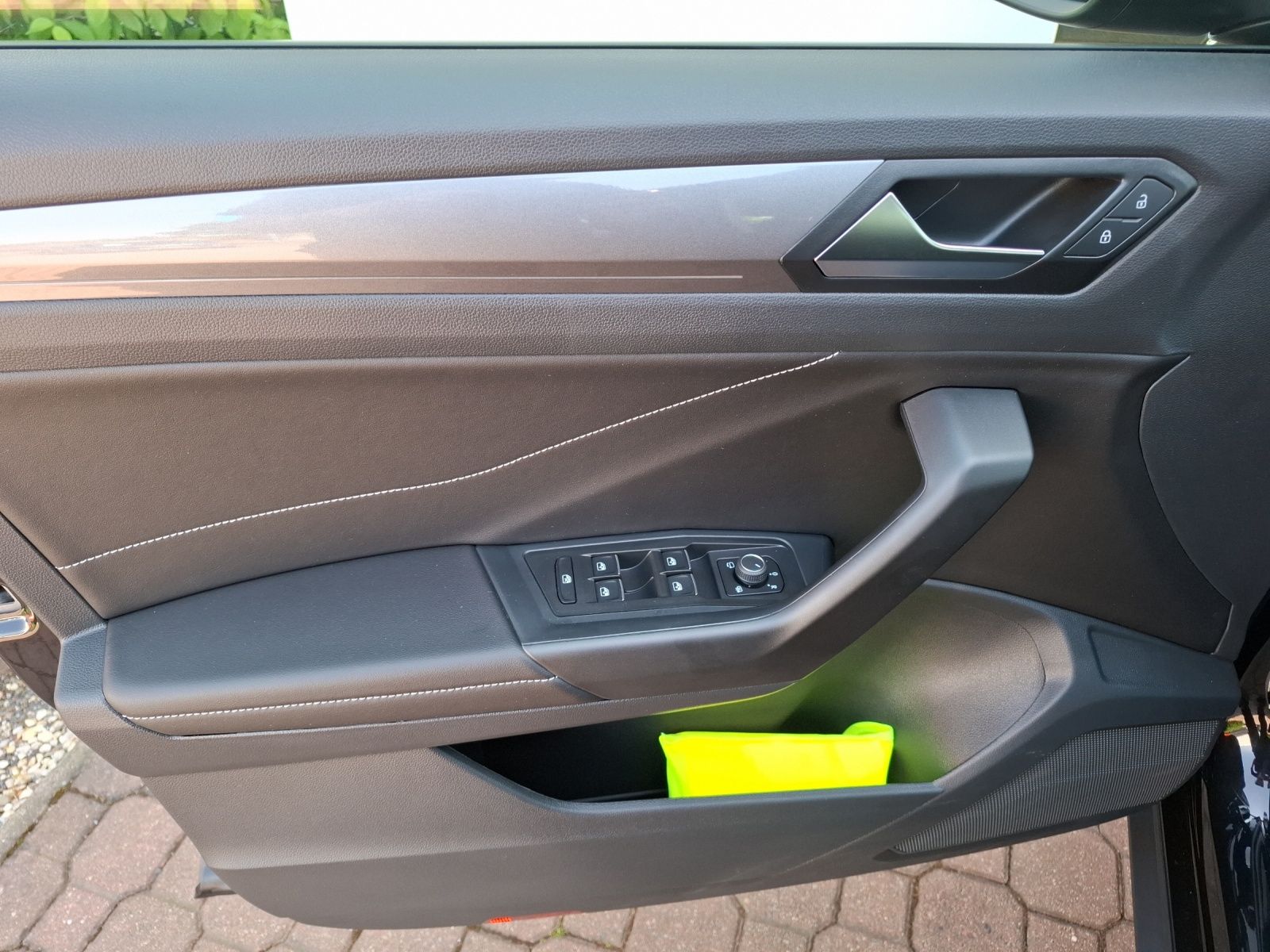 Fahrzeugabbildung Volkswagen T-Roc TDI Style LED Navi AID ACC Park-Assist SH
