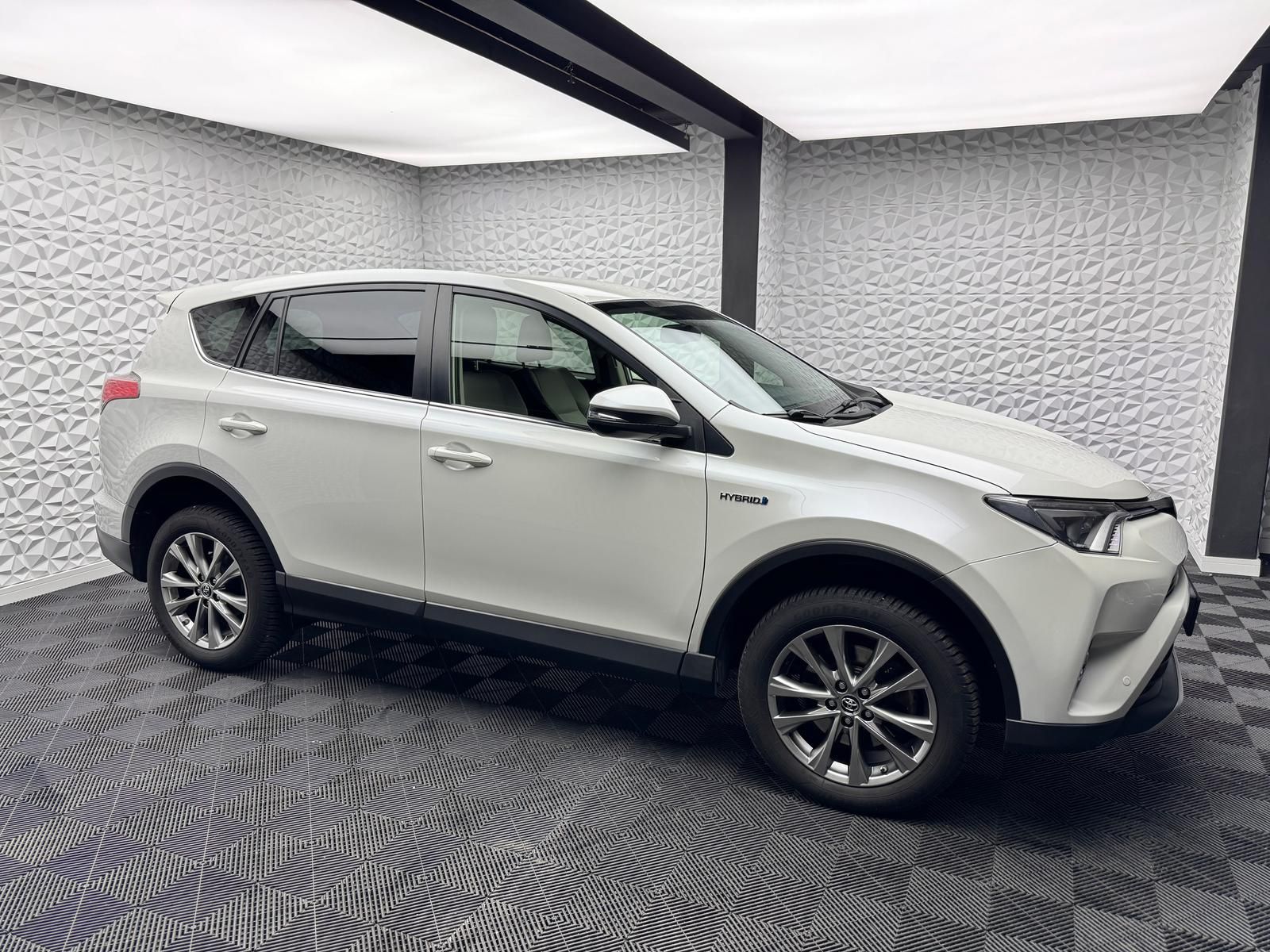 Fahrzeugabbildung Toyota RAV 4 2.5 EXECUTIVE/STANDHZ/RCAM/KEY/LED/DAB/RSA