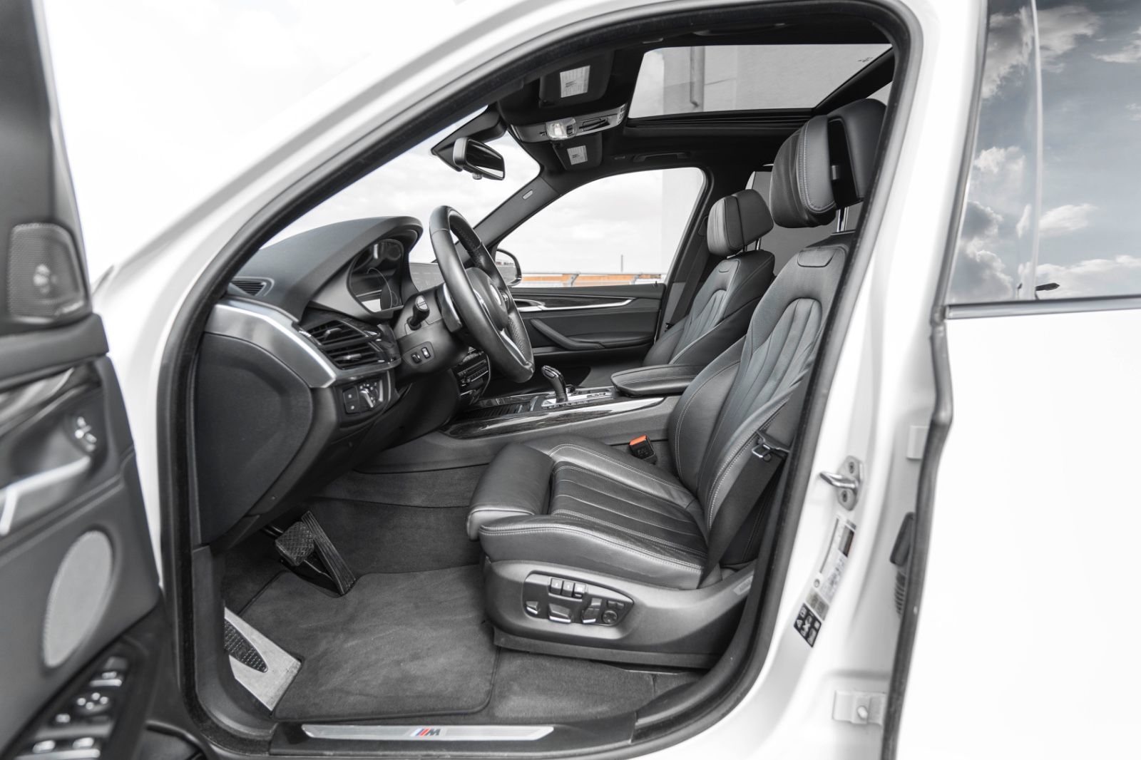 Fahrzeugabbildung BMW X5 XDrive 35d M-SPORTPAKET H&K HUD 360° CARPLAY