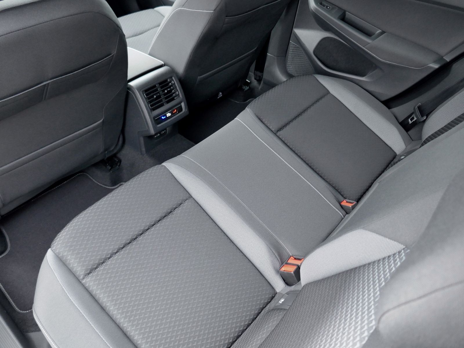 Fahrzeugabbildung Volkswagen Golf VIII Active 1.5 TSI | LED AHK RFK ACC Navi