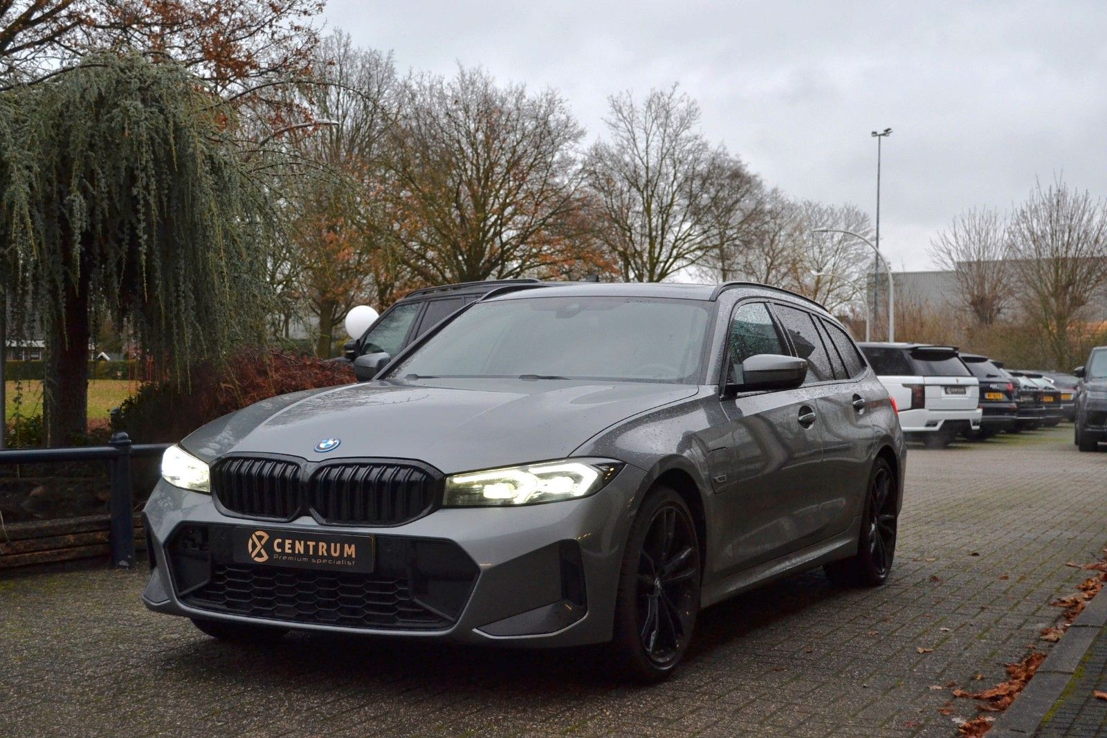 BMW 330e M-Sport / Pano / Leder